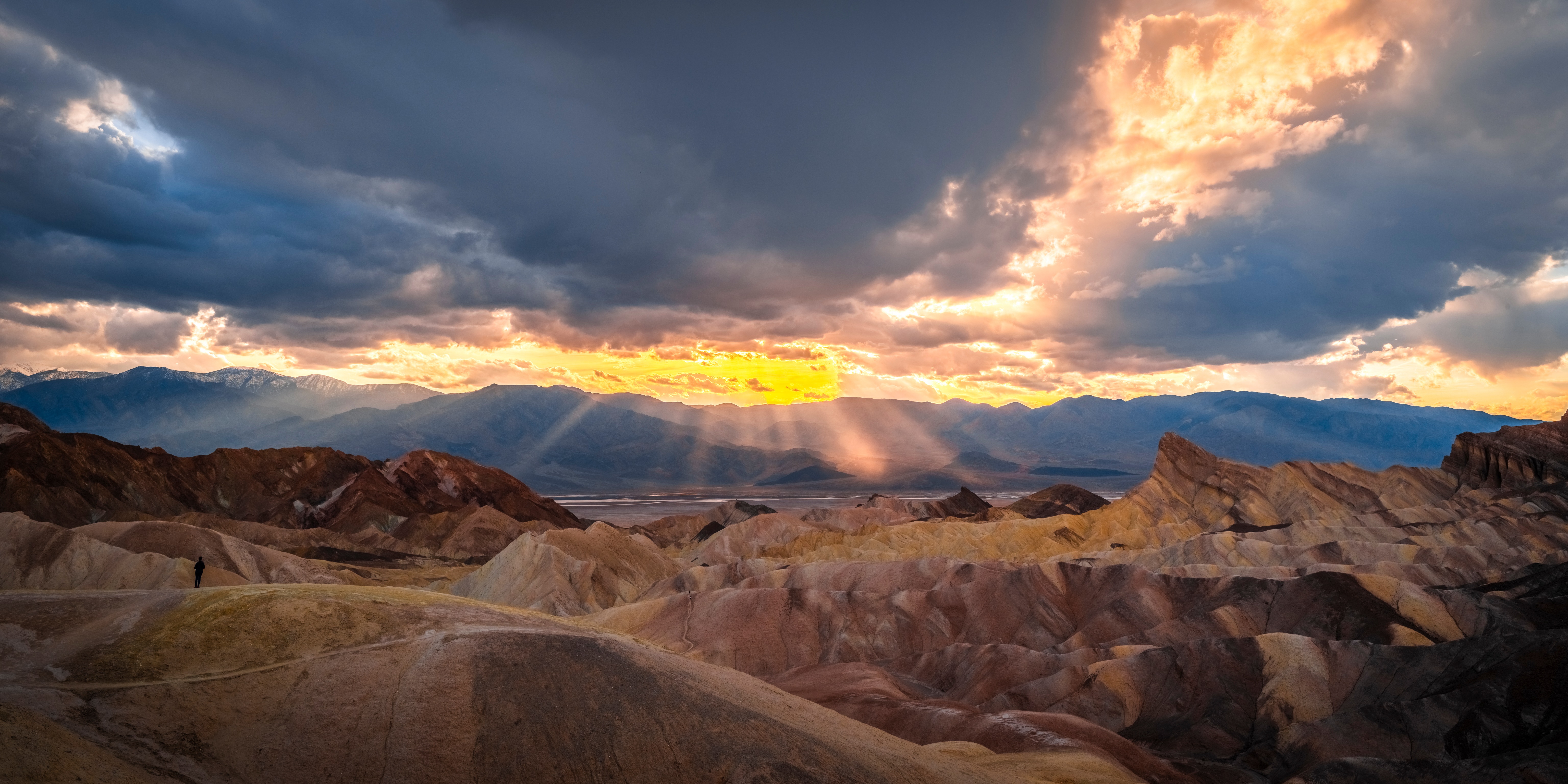 Sunset over Death Valley National Park with light rays HD Wallpaper
