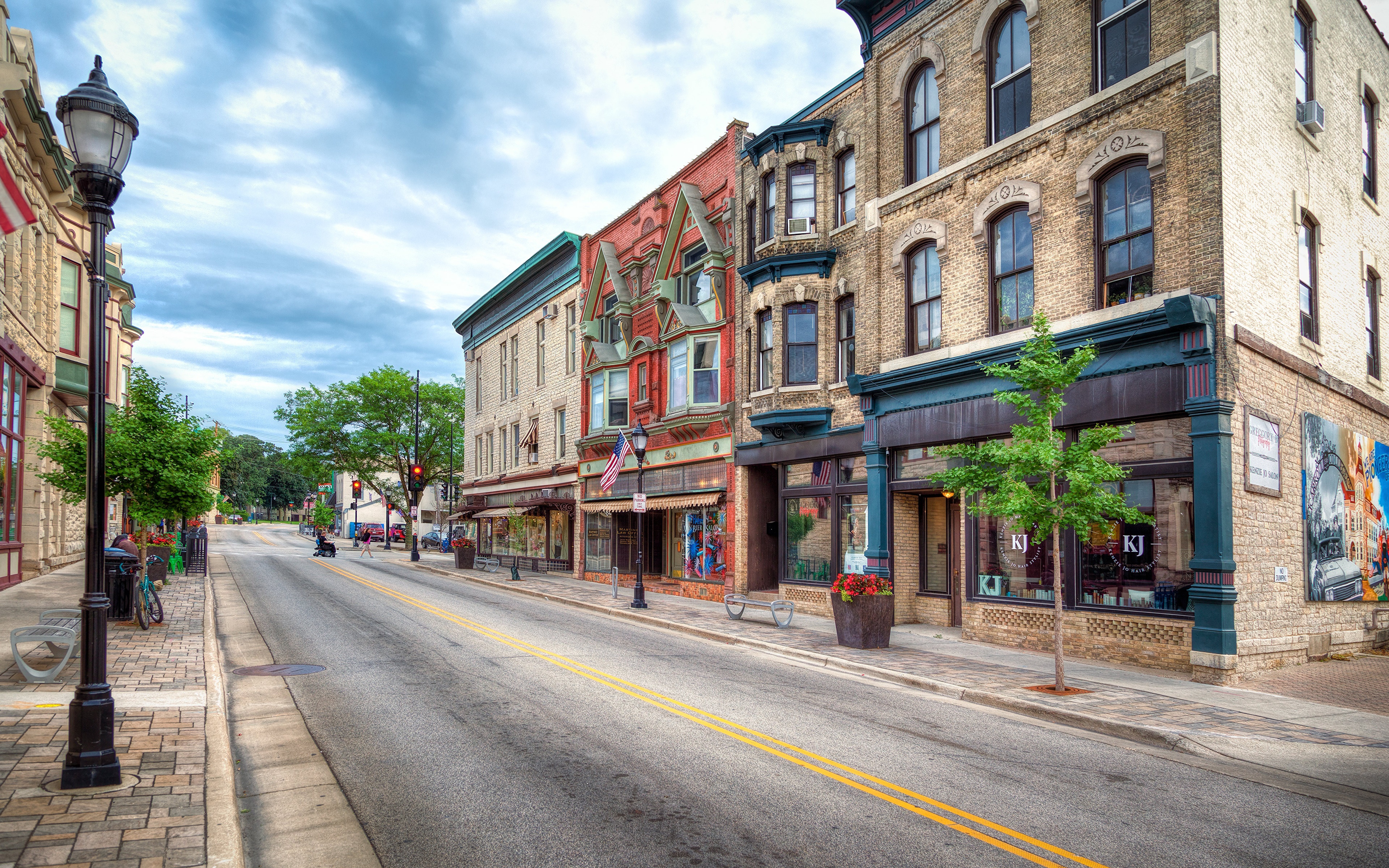 Street view of buildings with street lights in the USA HD Wallpaper