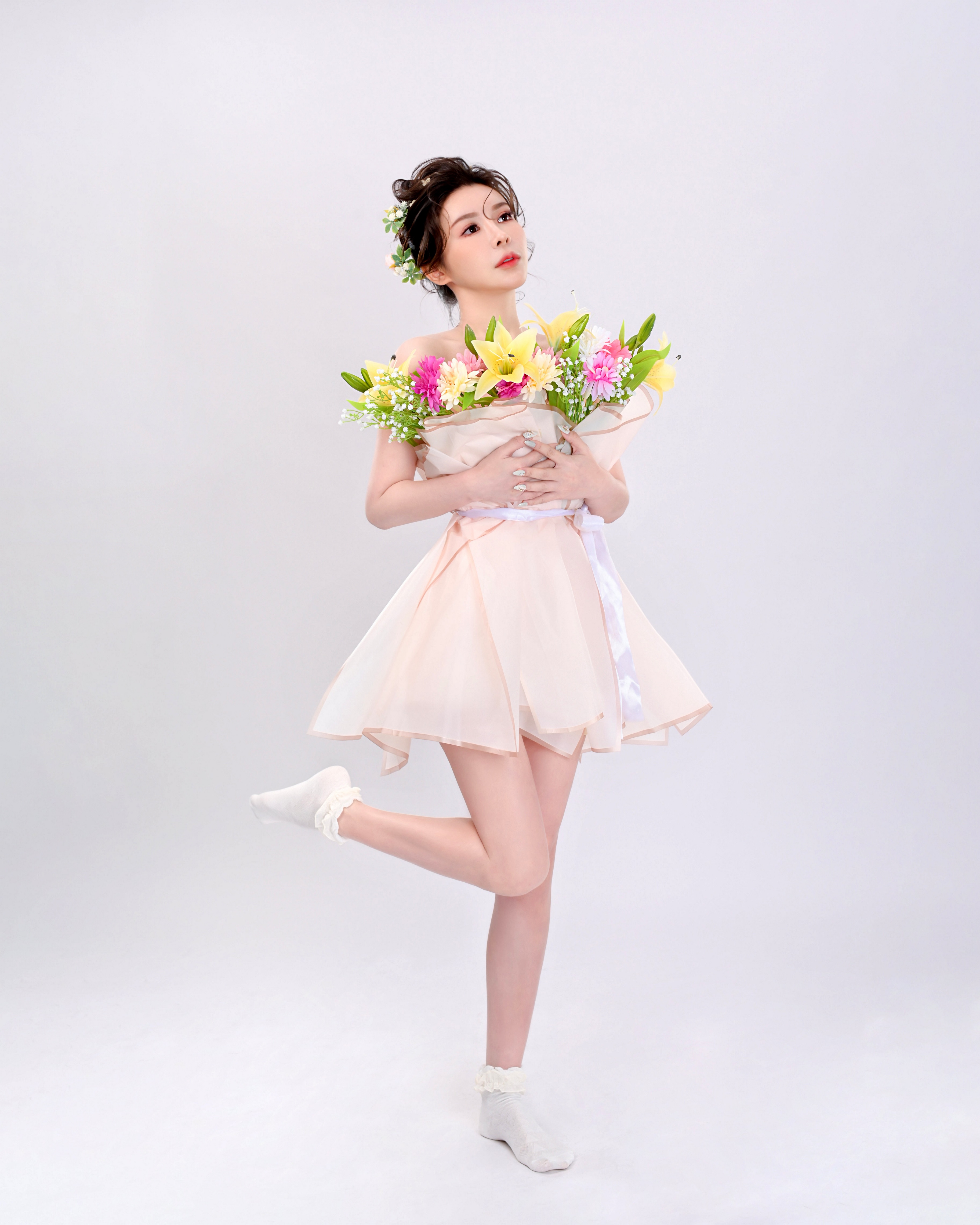 Woman in a light pink dress holding a bouquet HD Phone Wallpaper