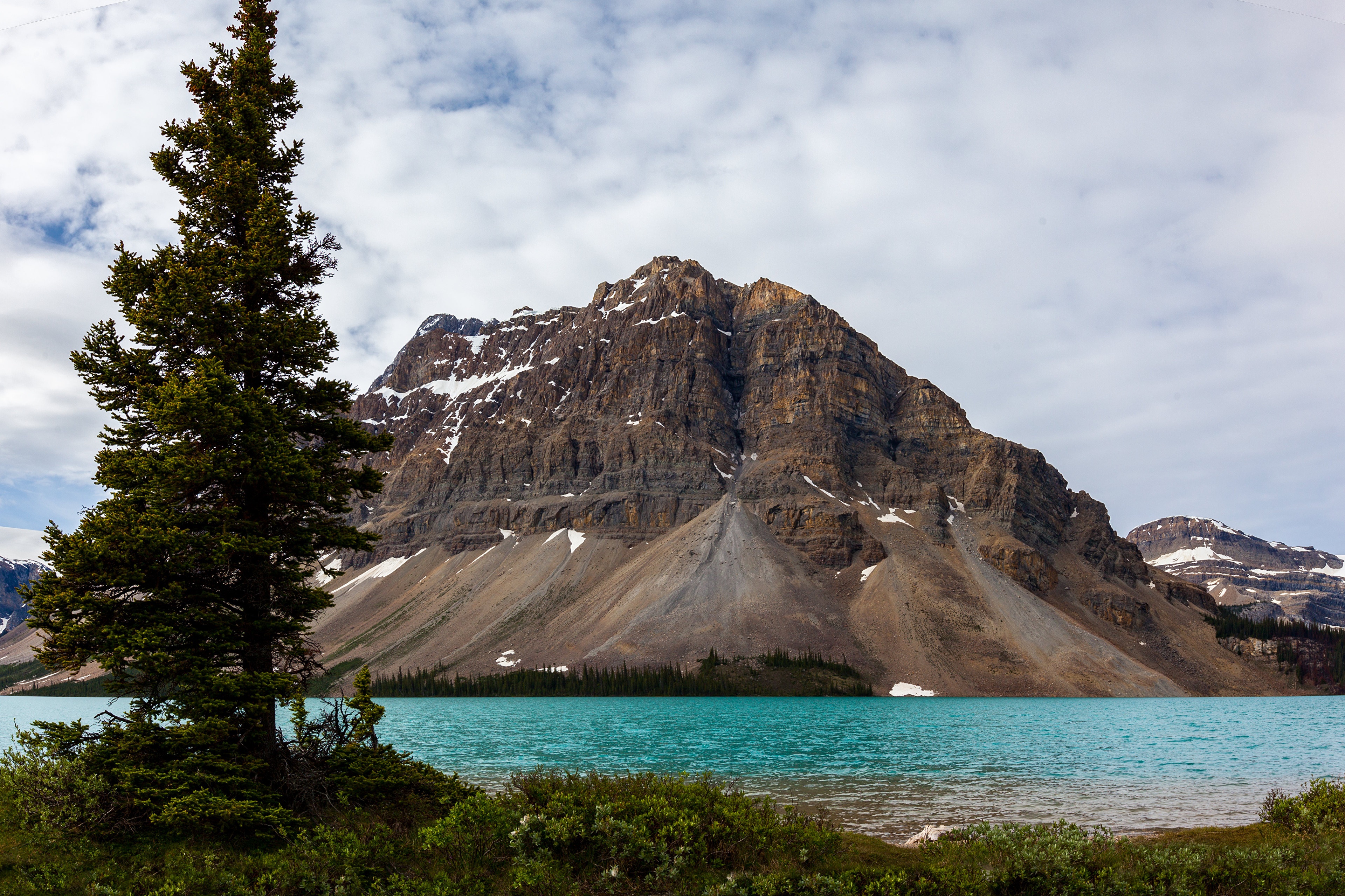 Bow Lake and Mountains in Banff National Park, Canada HD Wallpaper
