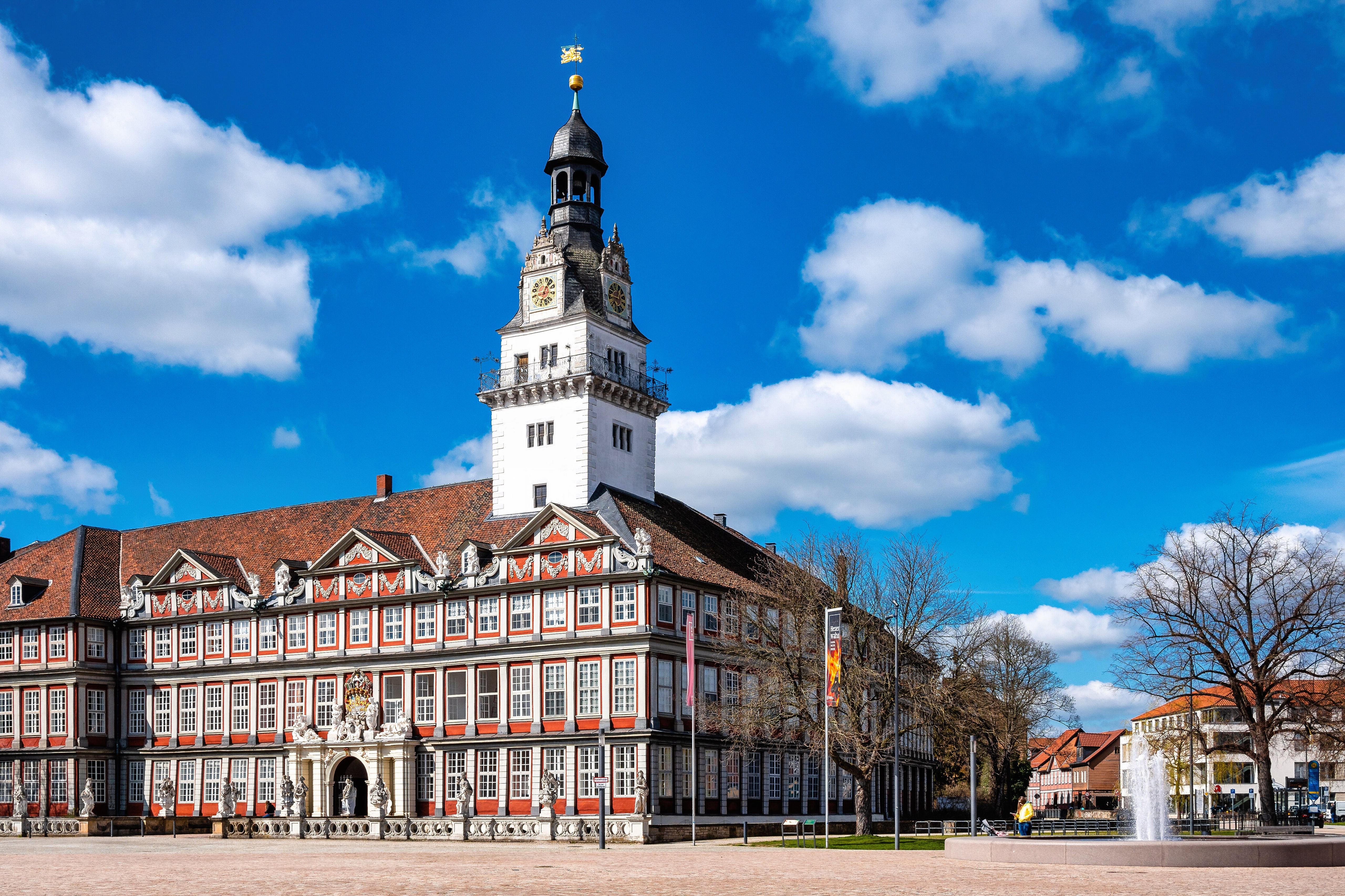 Town square with historic building and fountain in Germany HD Wallpaper