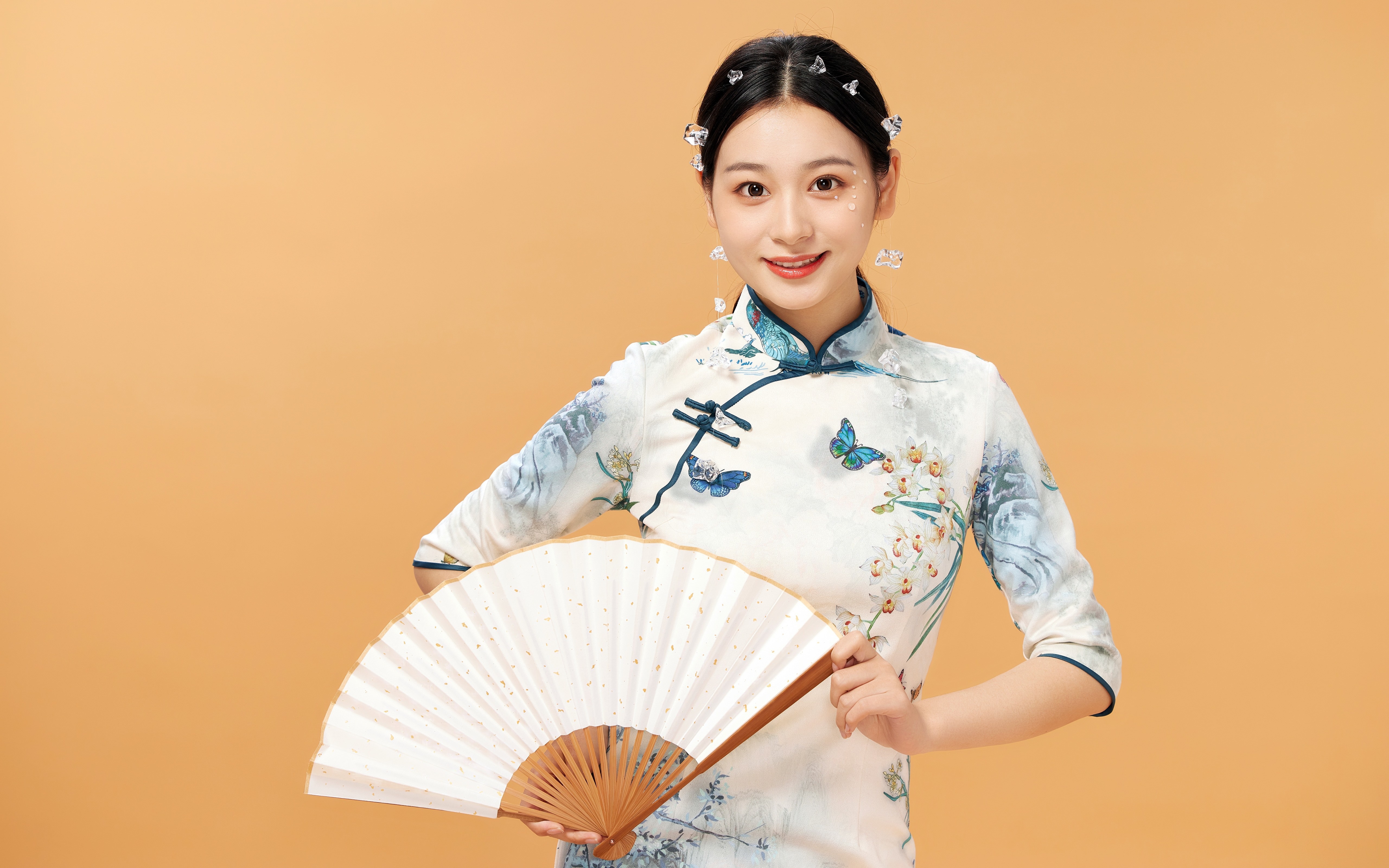 Asian girl in traditional dress holding a fan HD Wallpaper