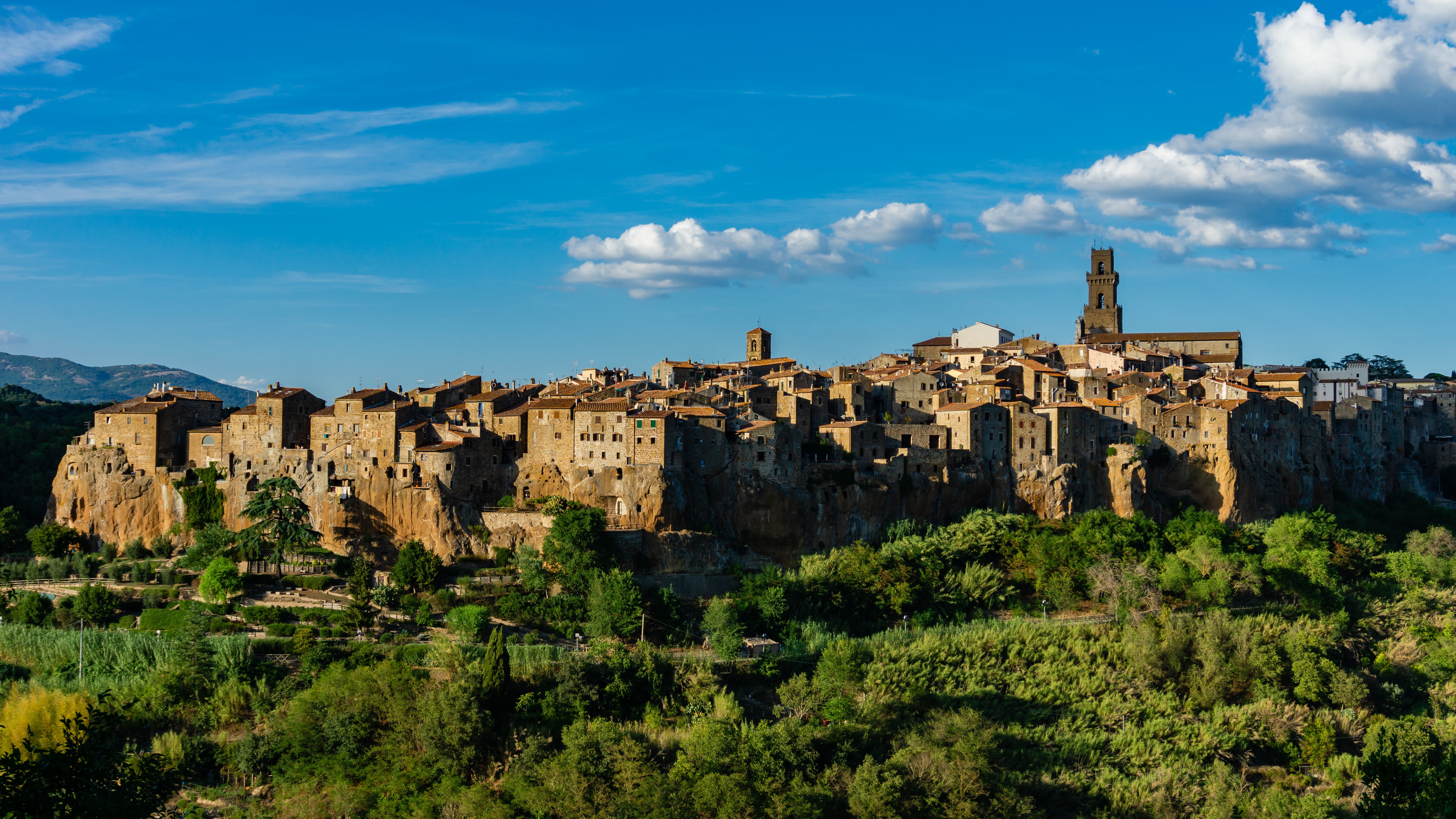 Pitigliano, Italy: Town on a Cliff HD Wallpaper