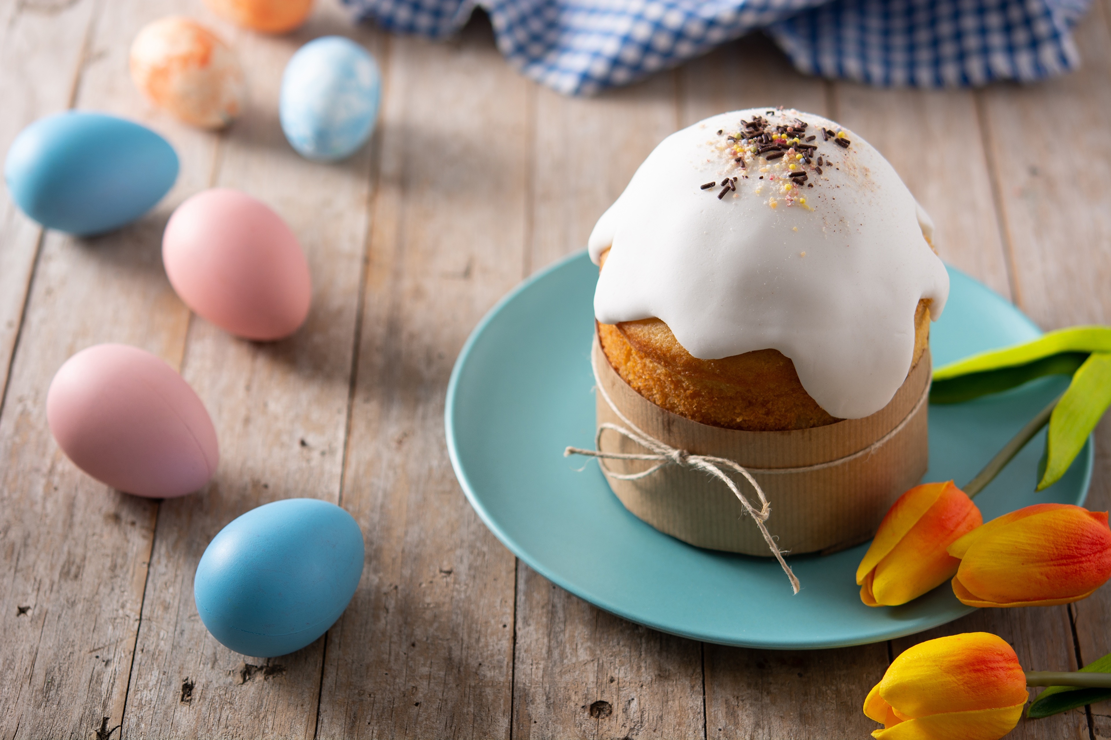 Easter cake with tulips and eggs HD Wallpaper