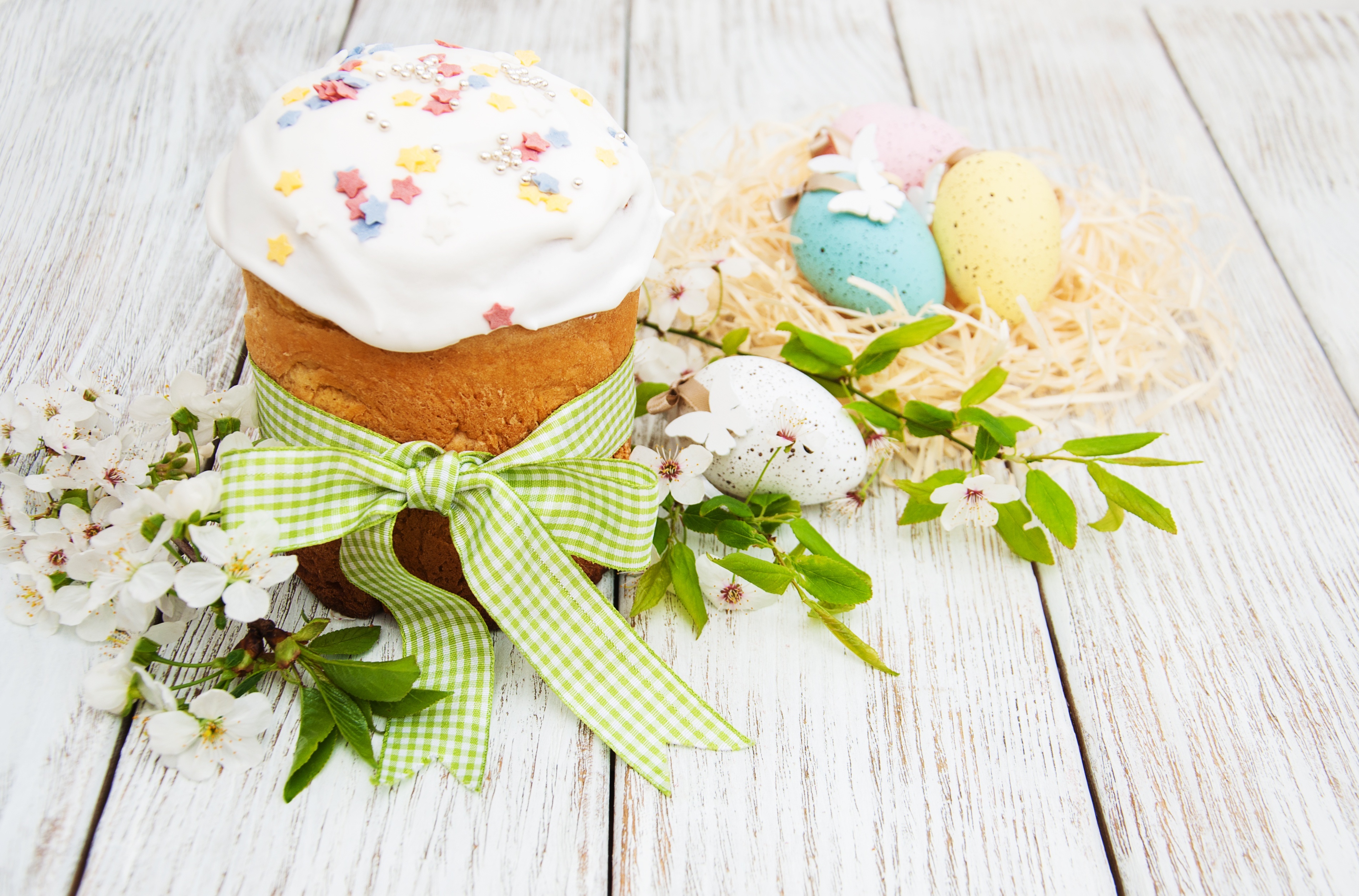 Easter cake with decorated eggs and cherry blossoms HD Wallpaper