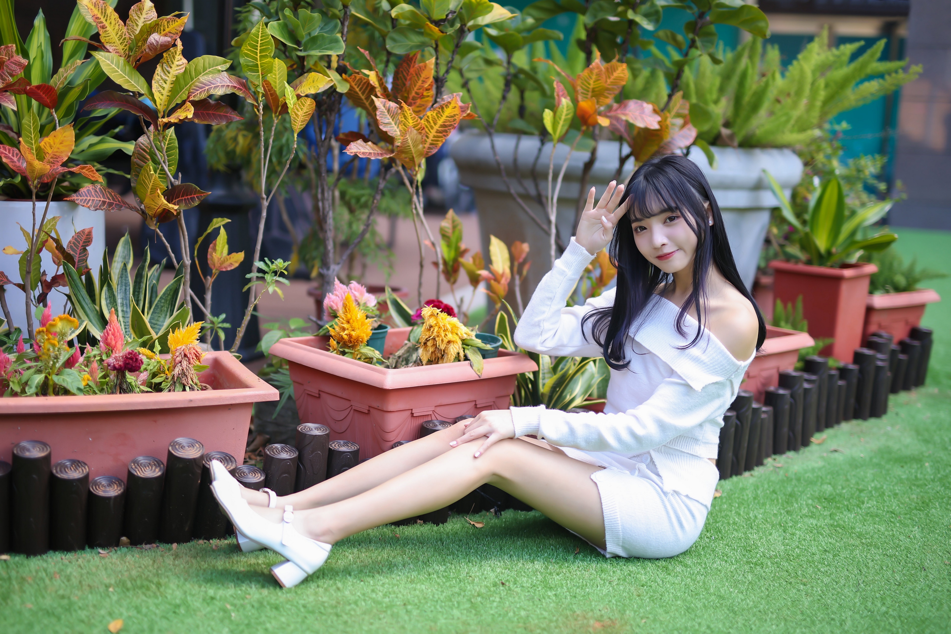 Brunette girl sitting in garden HD Wallpaper