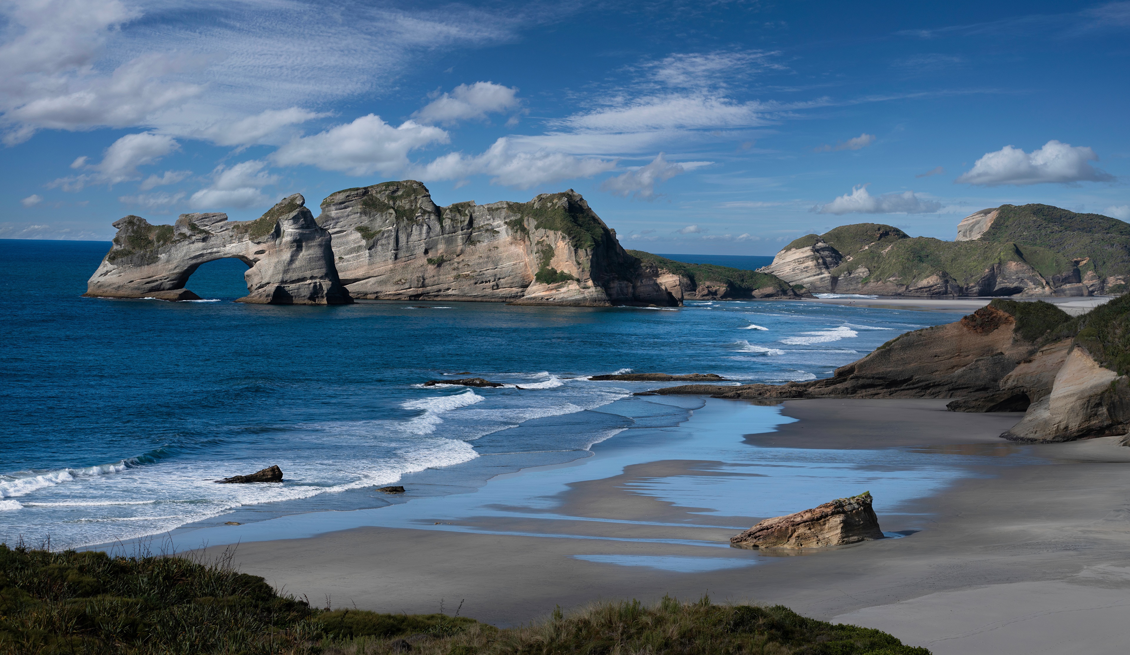 Wharariki Beach, New Zealand Coastline with Arch Rock HD Wallpaper
