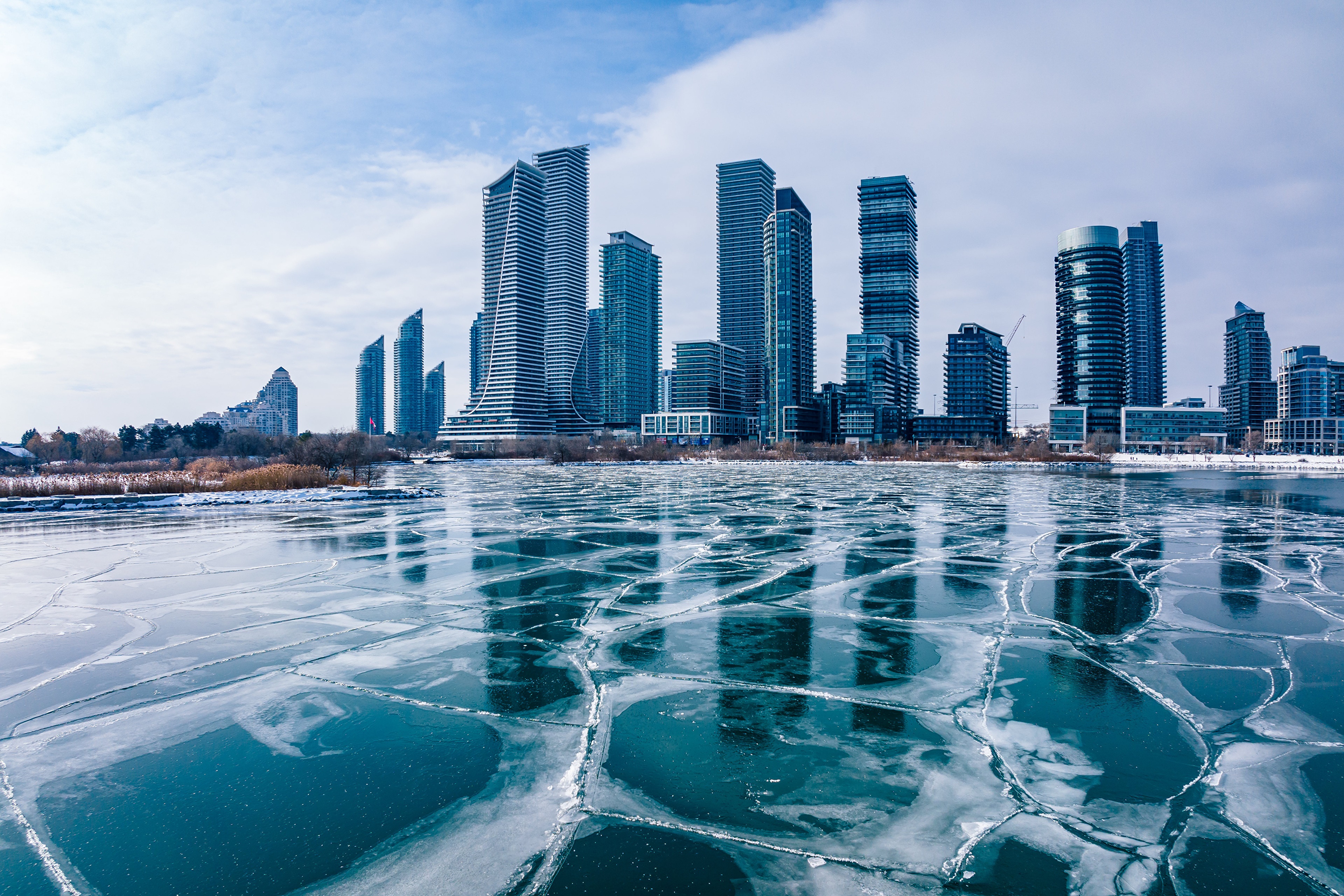 4K Ice on Lake Ontario with Toronto Skyline HD Wallpaper