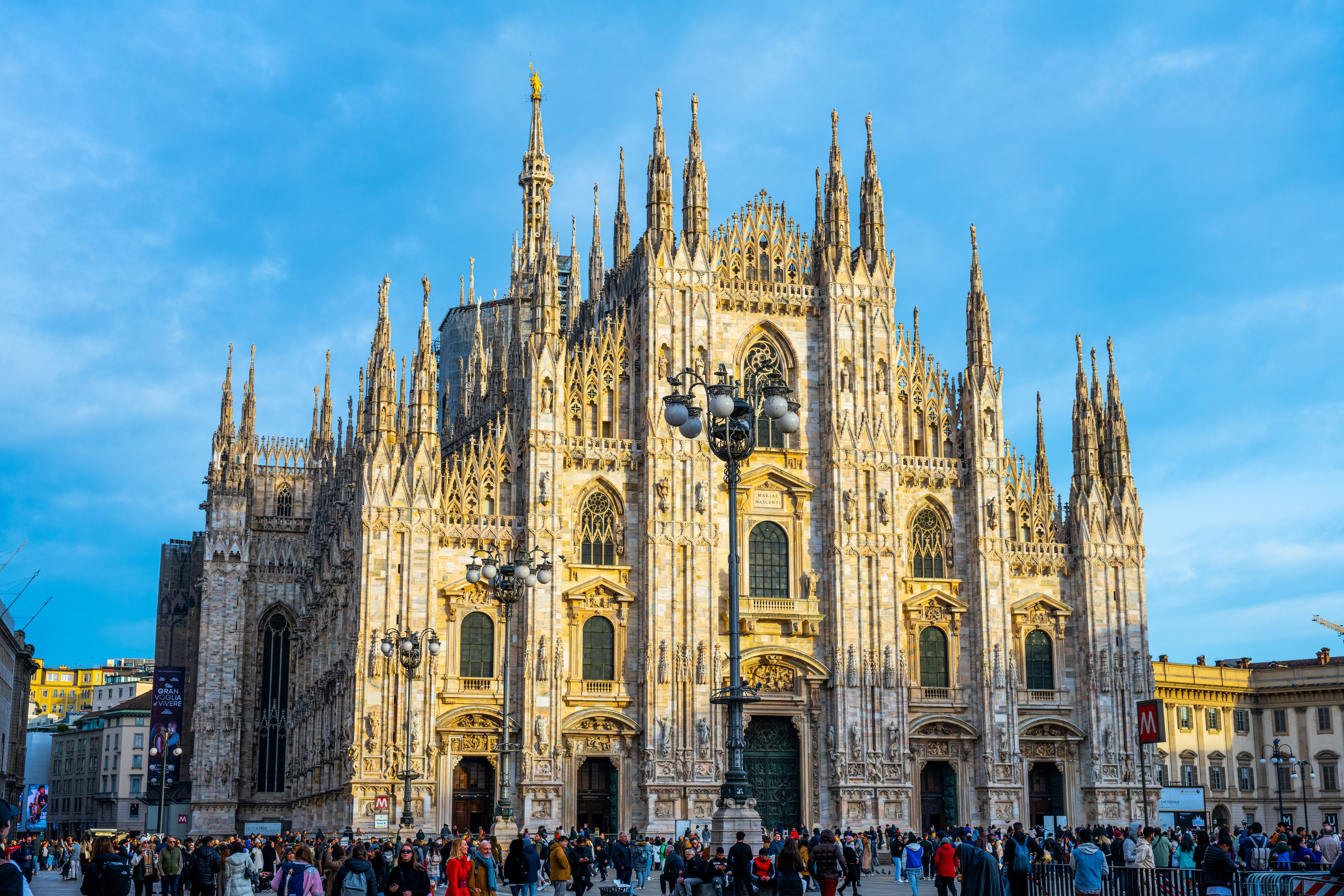 Milan Cathedral and people in a town square, Italy HD Wallpaper