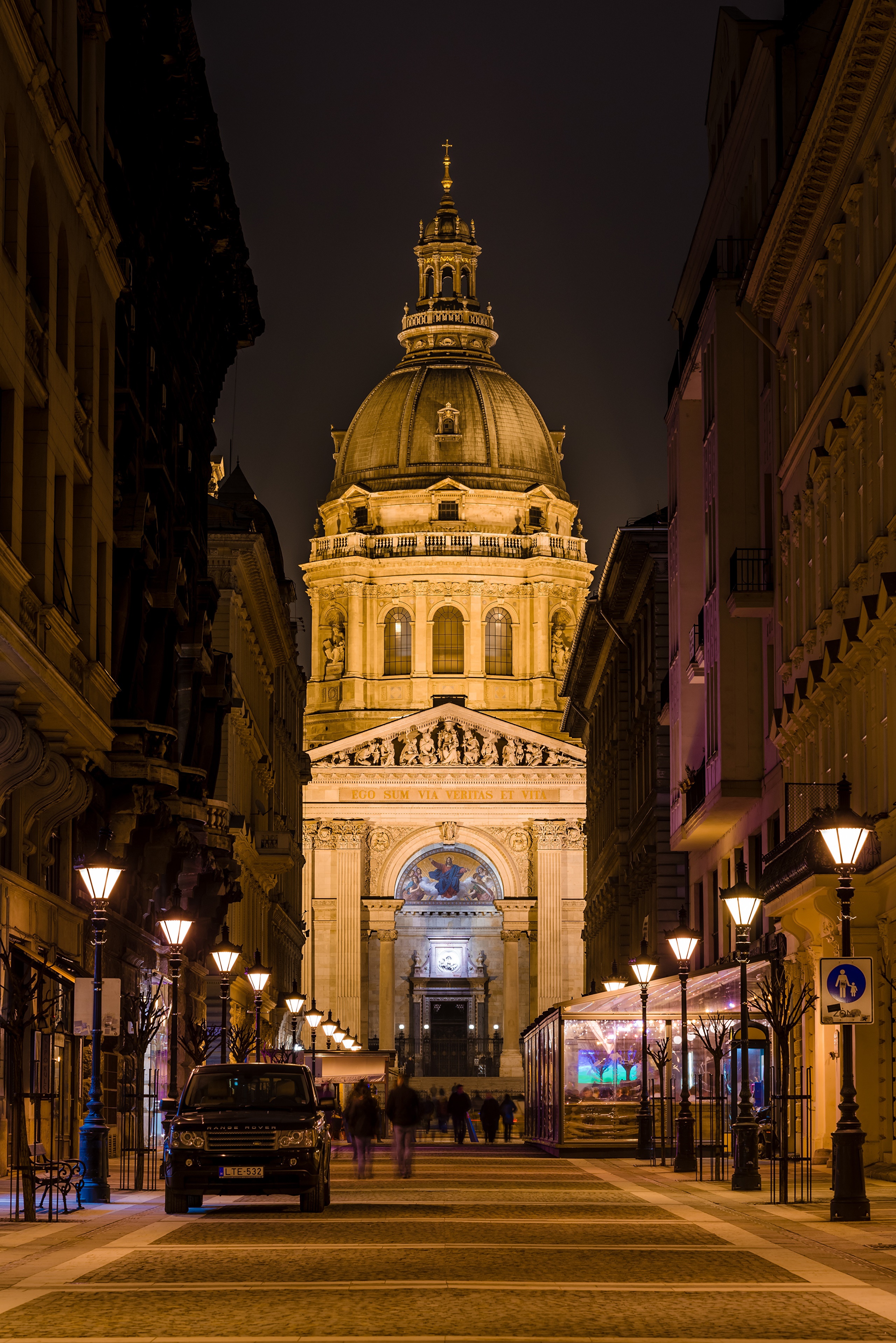 St. Stephen's Basilica at night in Budapest, Hungary HD Phone Wallpaper