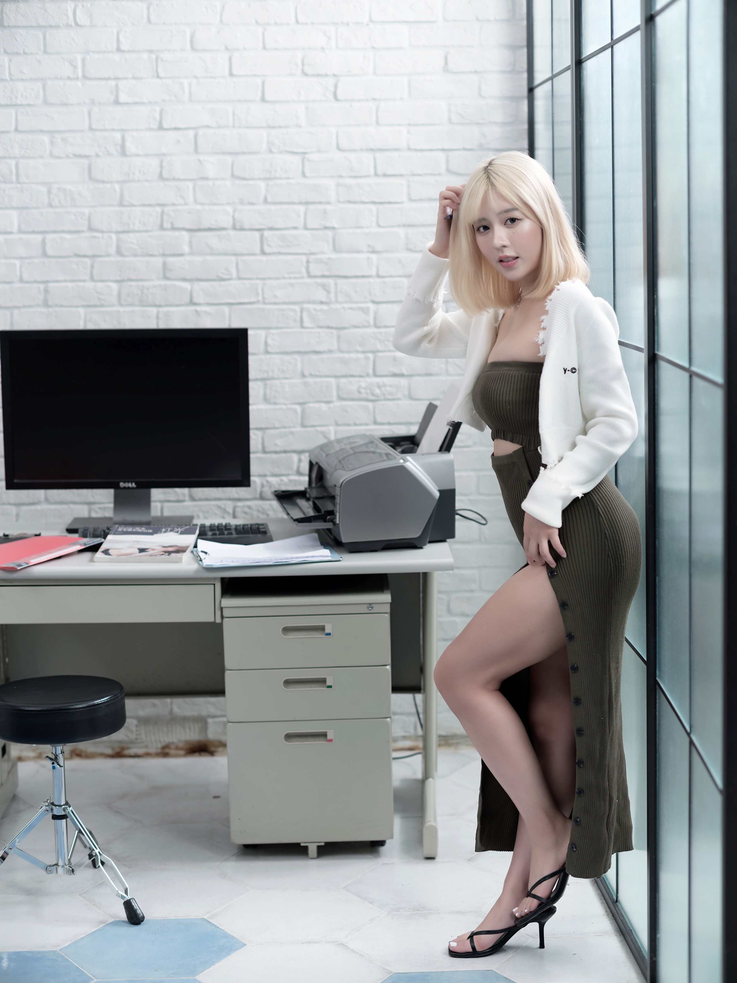 Blonde woman in office setting HD Phone Wallpaper