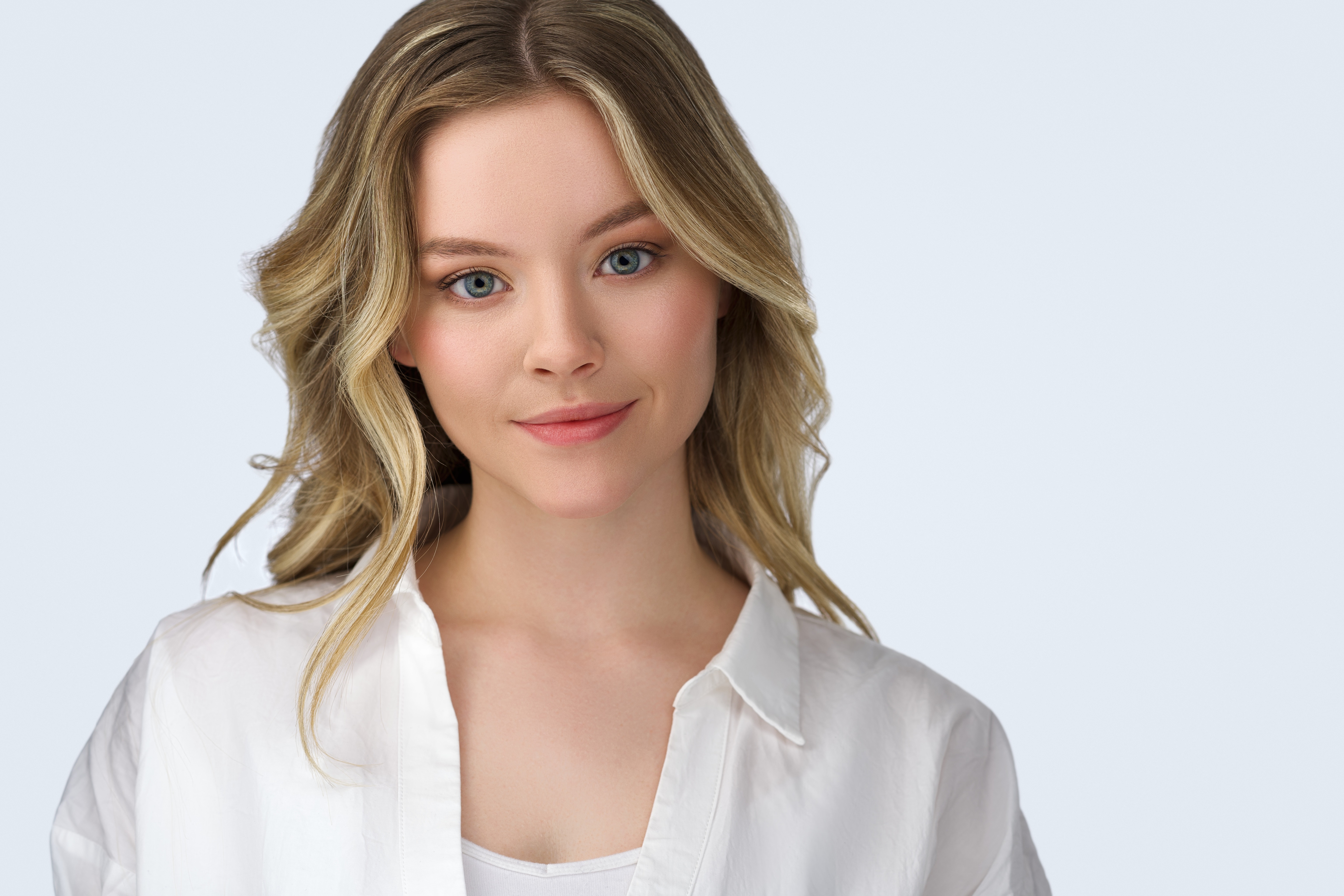 Brielle Robillard with Dark Blonde Hair HD Wallpaper