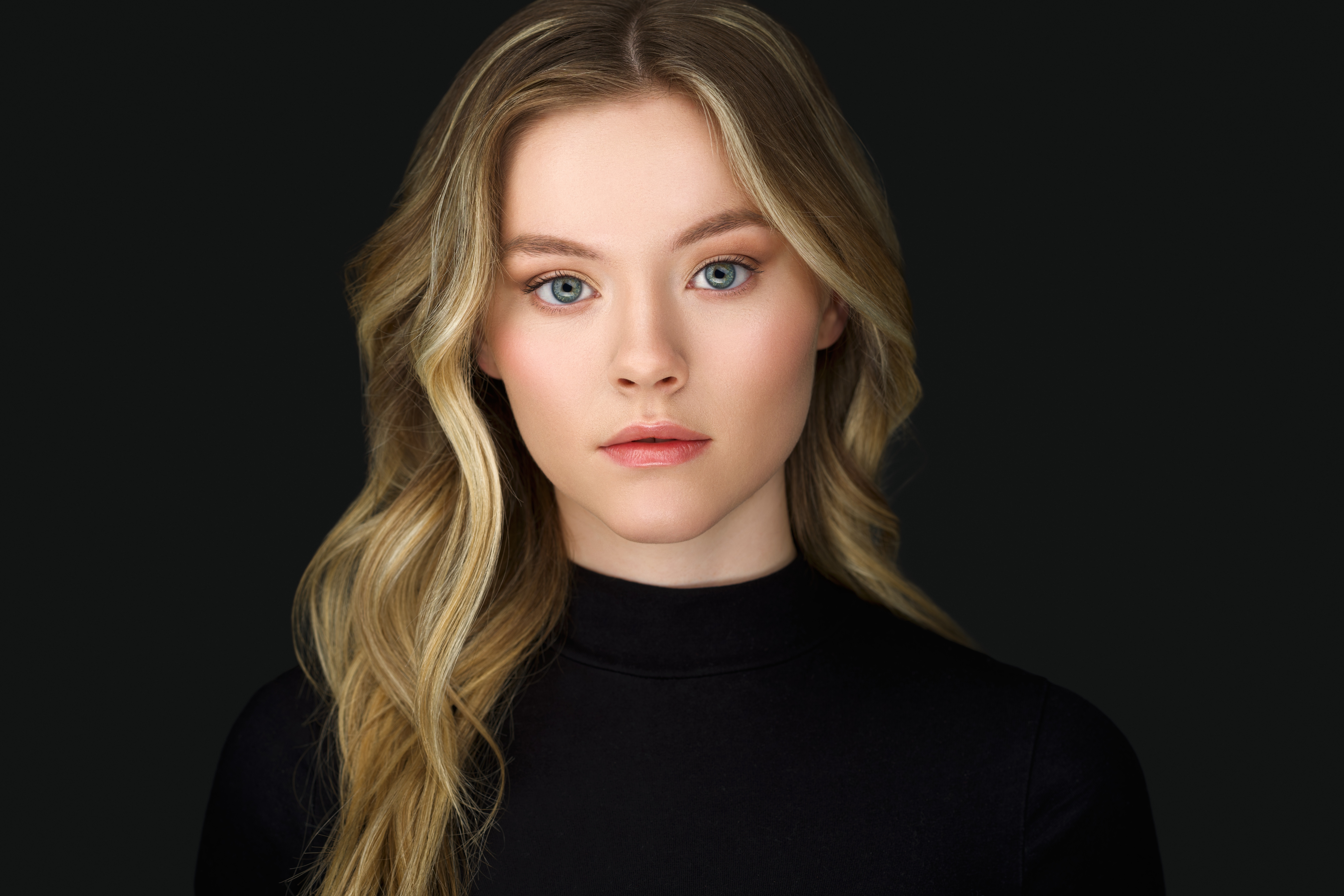 Brielle Robillard with Dark Blonde Hair HD Wallpaper