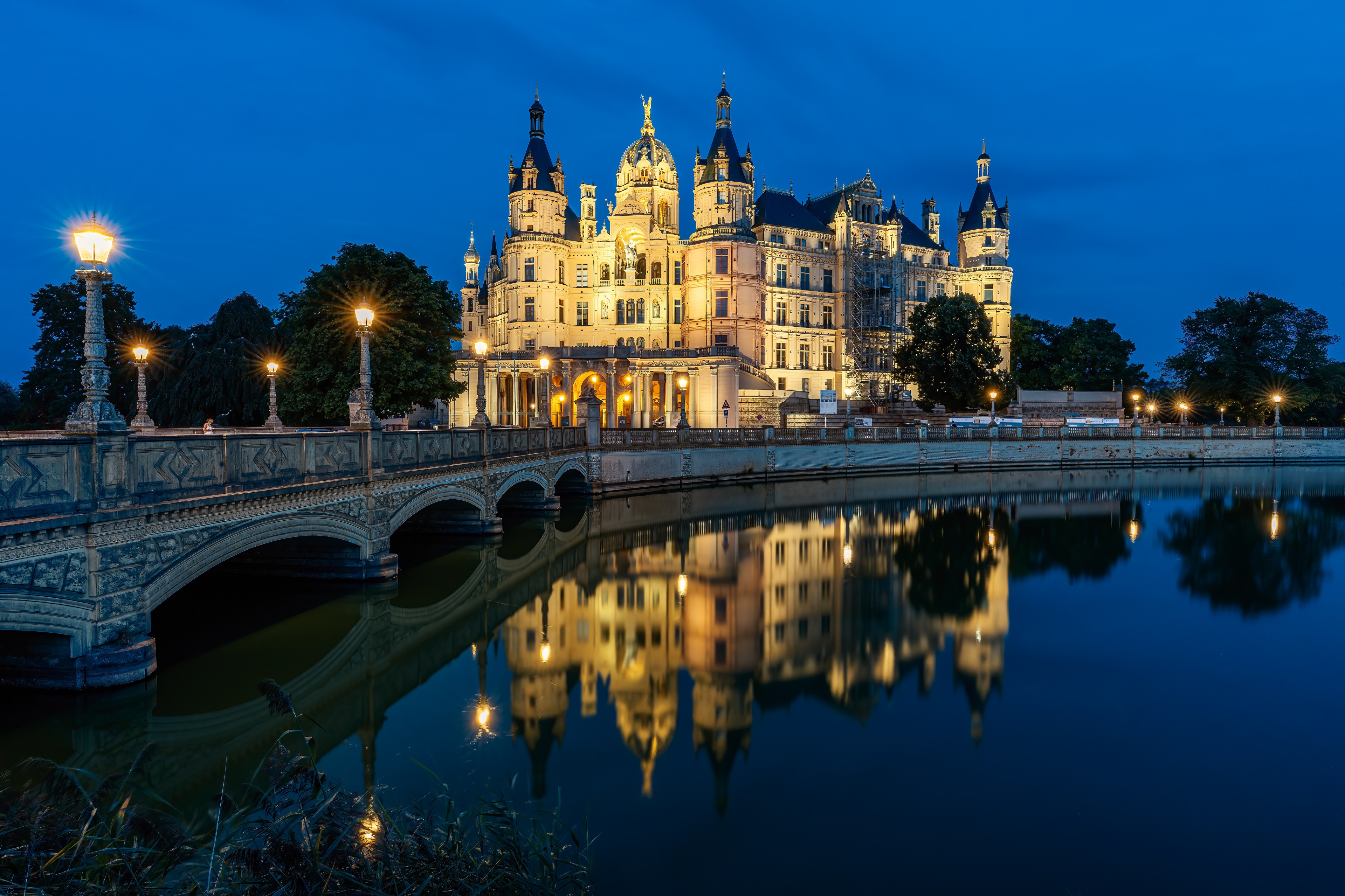Schloss Schwerin Castle and Bridge at Night HD Wallpaper