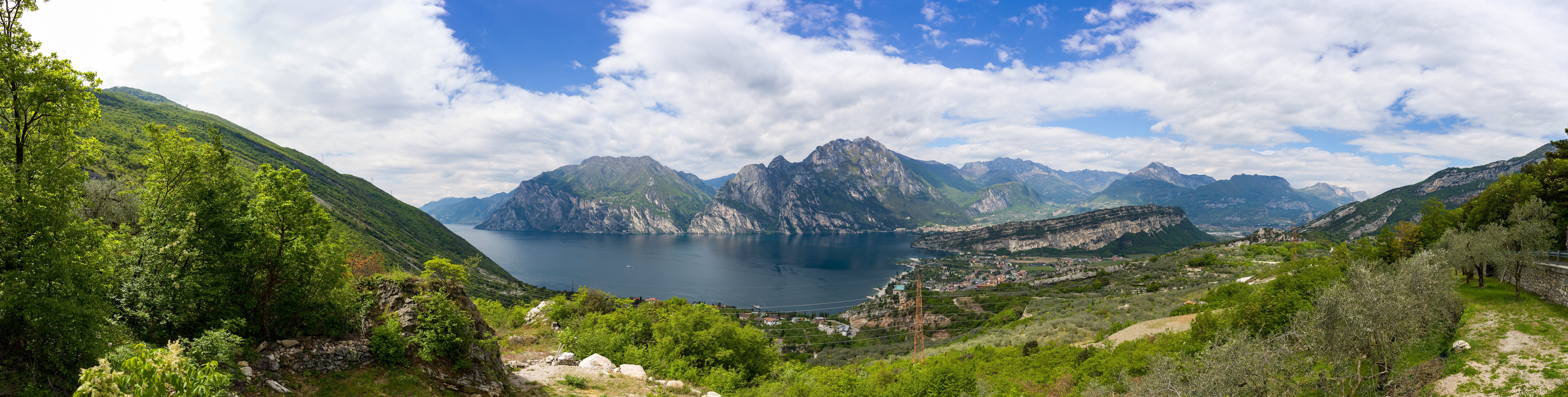 Lake and Mountains Panorama in Italy HD Wallpaper