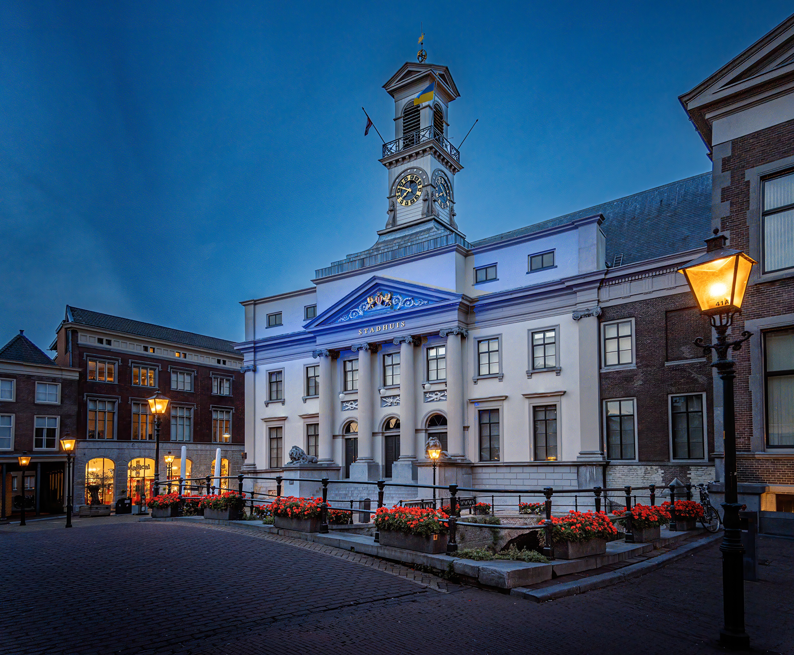 Stadhuis in Dordrecht, Netherlands at dusk HD Wallpaper
