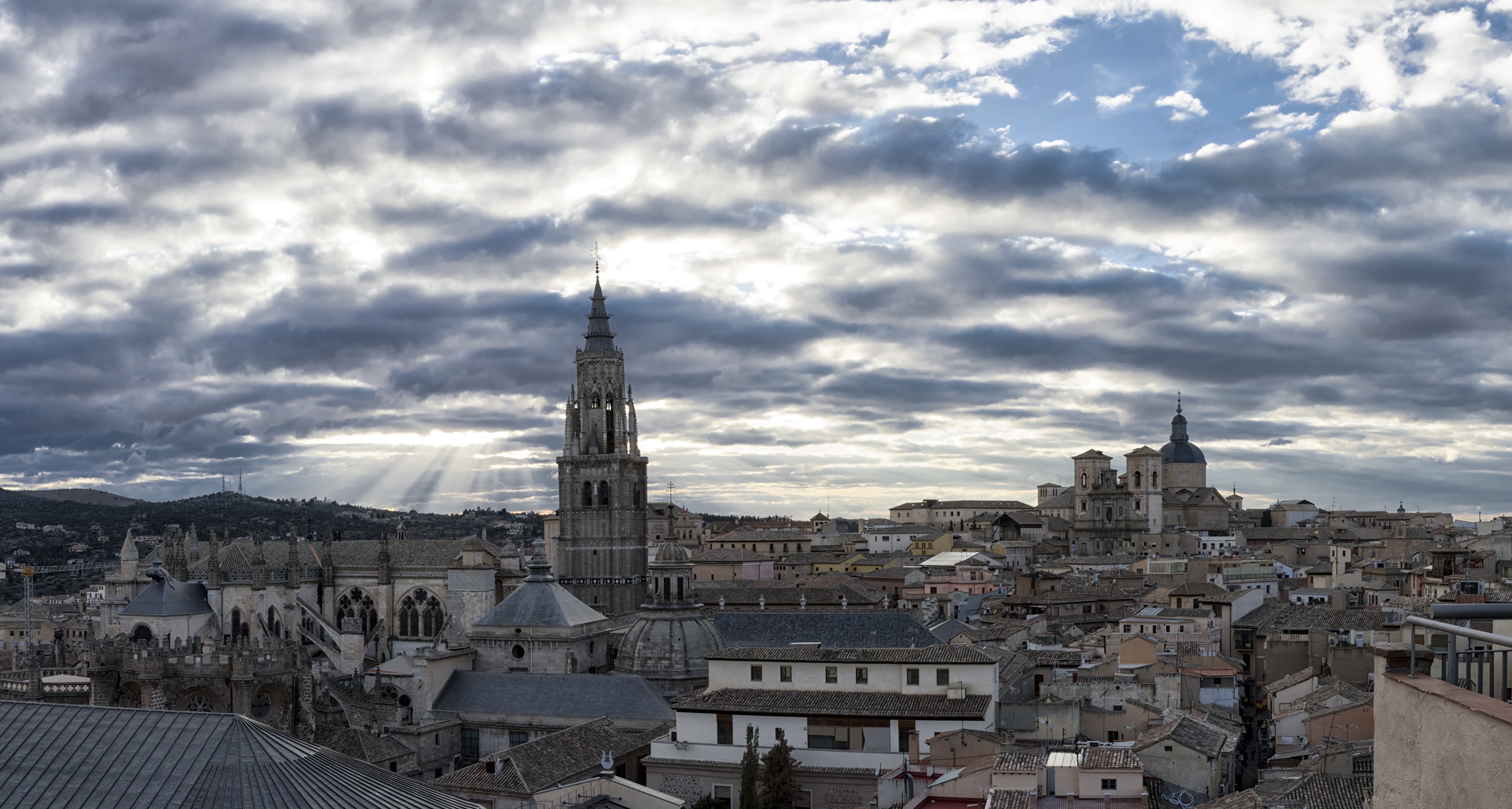 4K Toledo Spain cityscape with cathedral and clouds HD Wallpaper