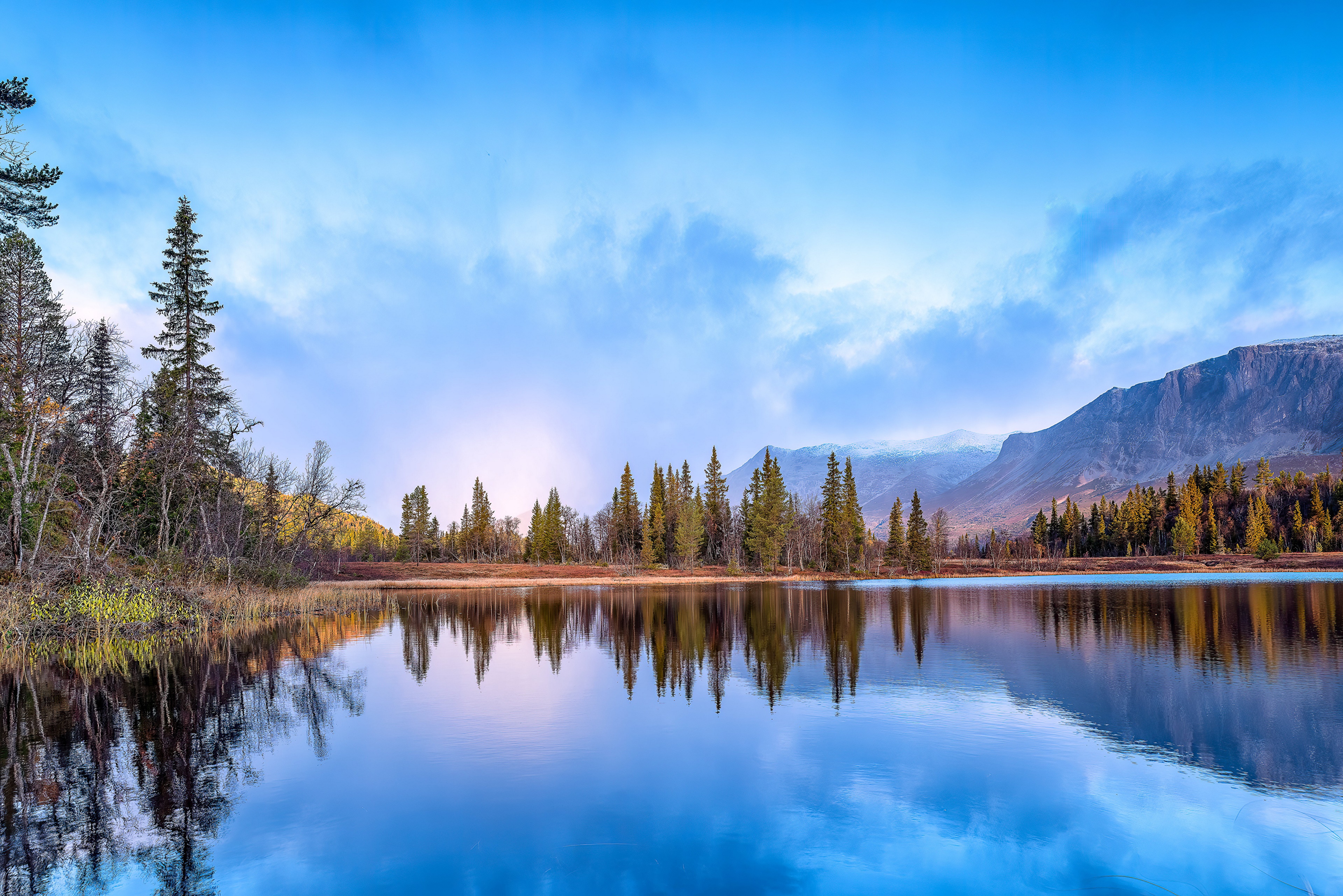 4K Lake Reflection with Mountains and Trees in Norway HD Wallpaper