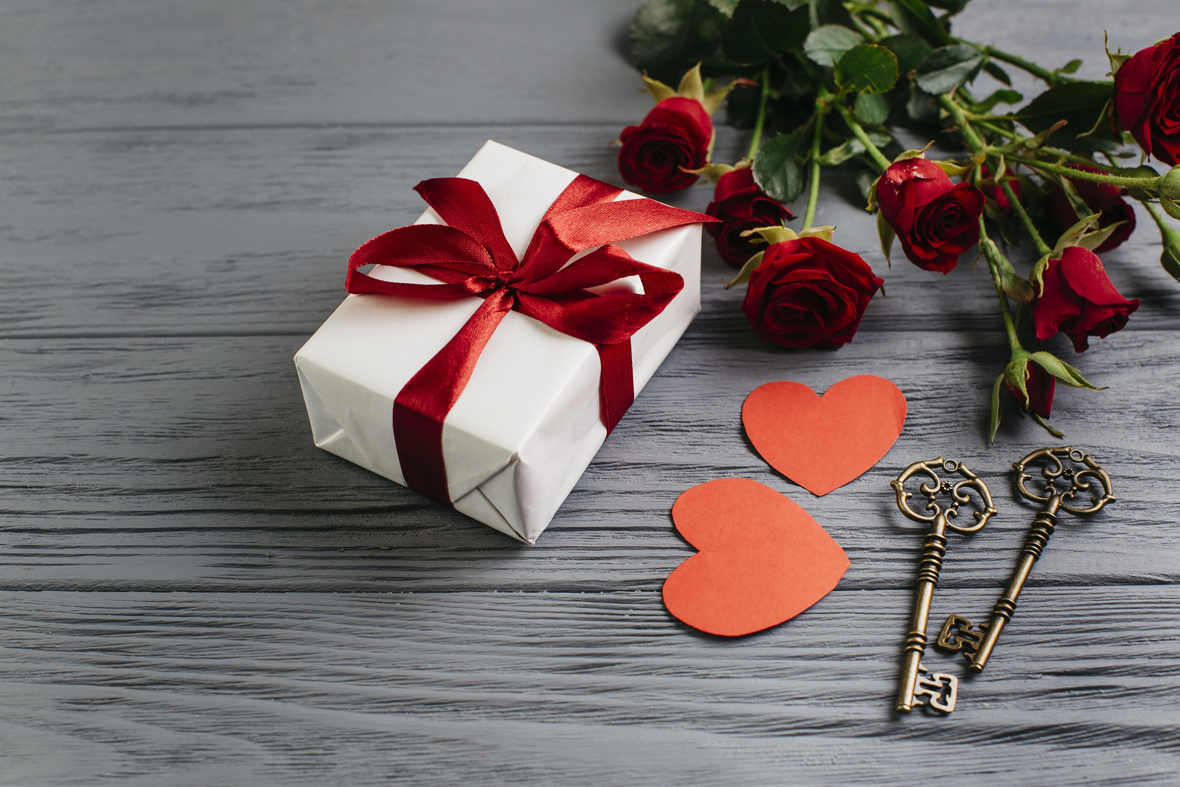 Valentine's Day Gift Box with Roses and Keys HD Wallpaper