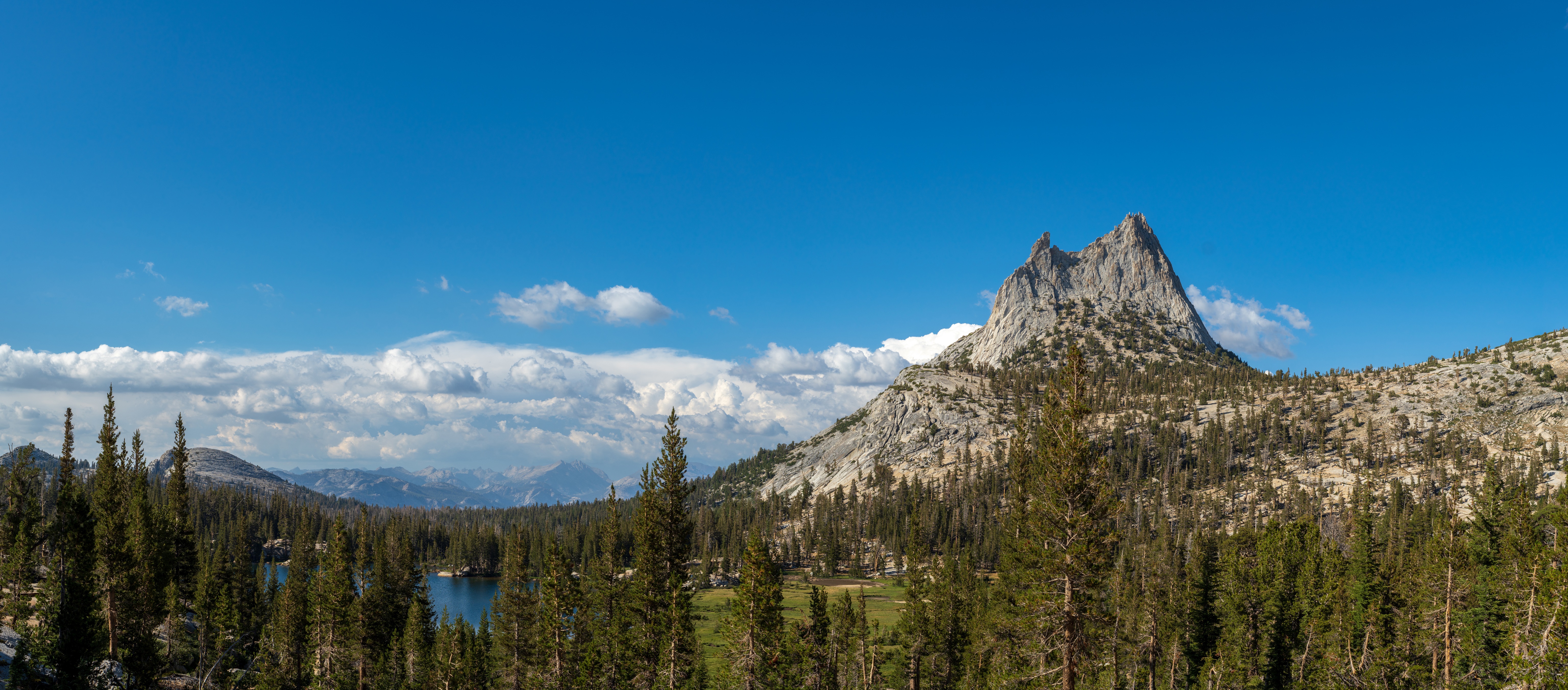 Panoramic view of Yosemite National Park with mountains and lake HD Wallpaper