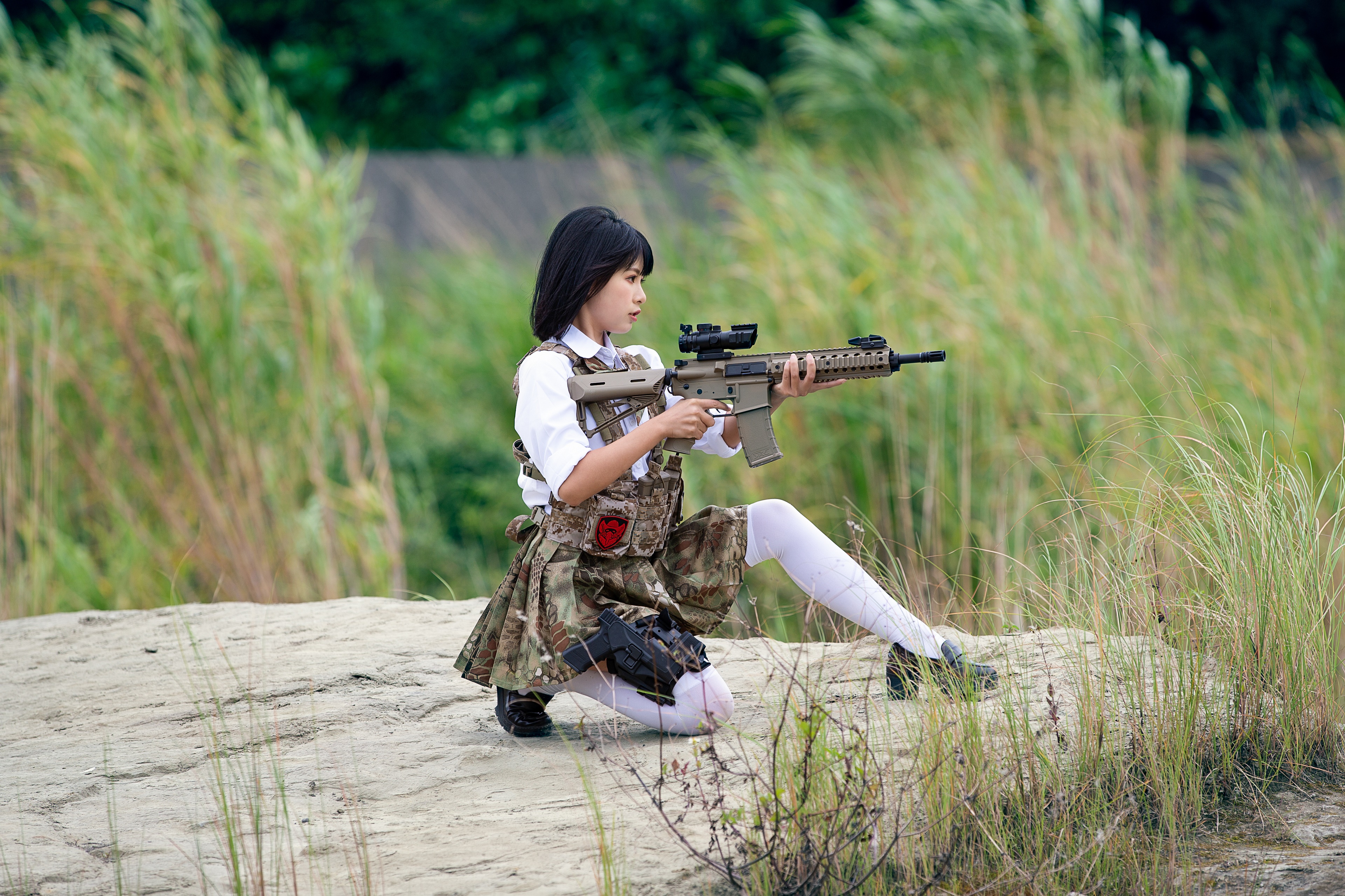 Brunette girl with rifle and pistol HD Wallpaper