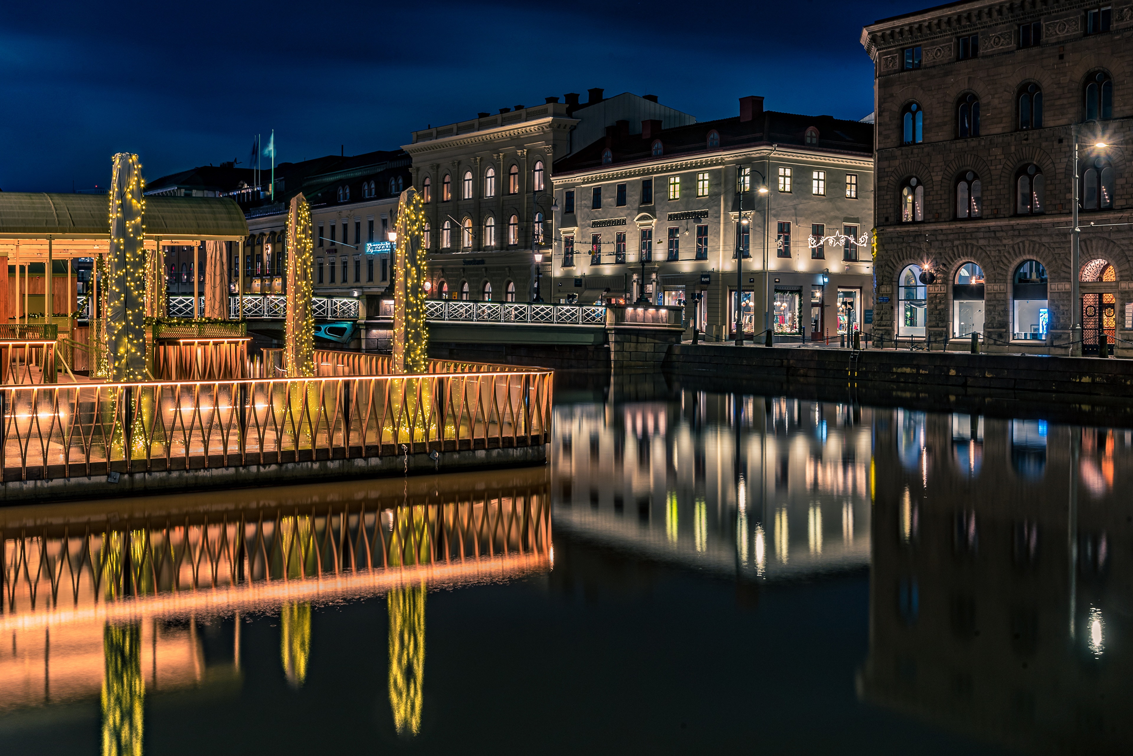 Night view of canal in Gothenburg, Sweden HD Wallpaper