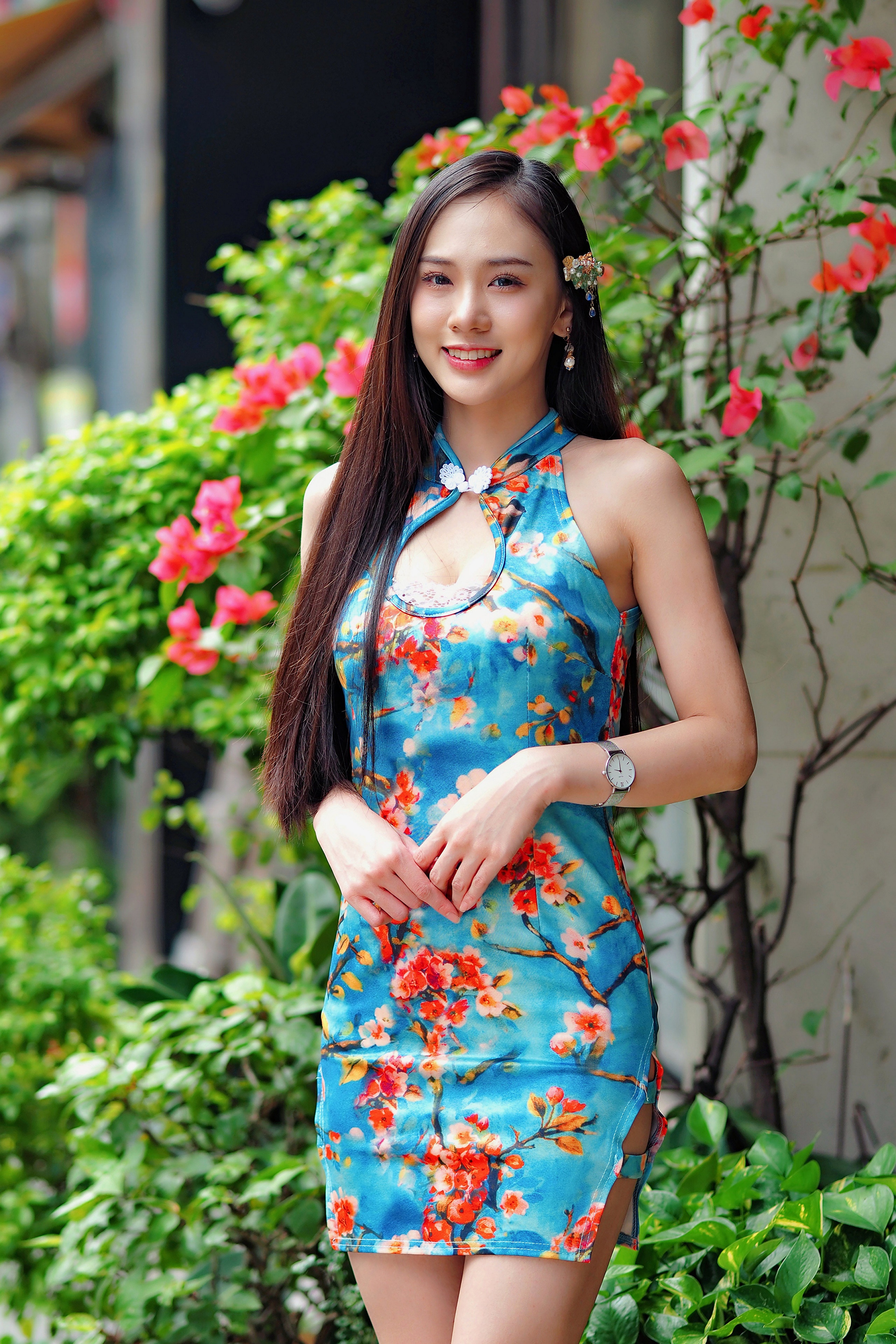 Woman in a floral blue cheongsam dress HD Phone Wallpaper