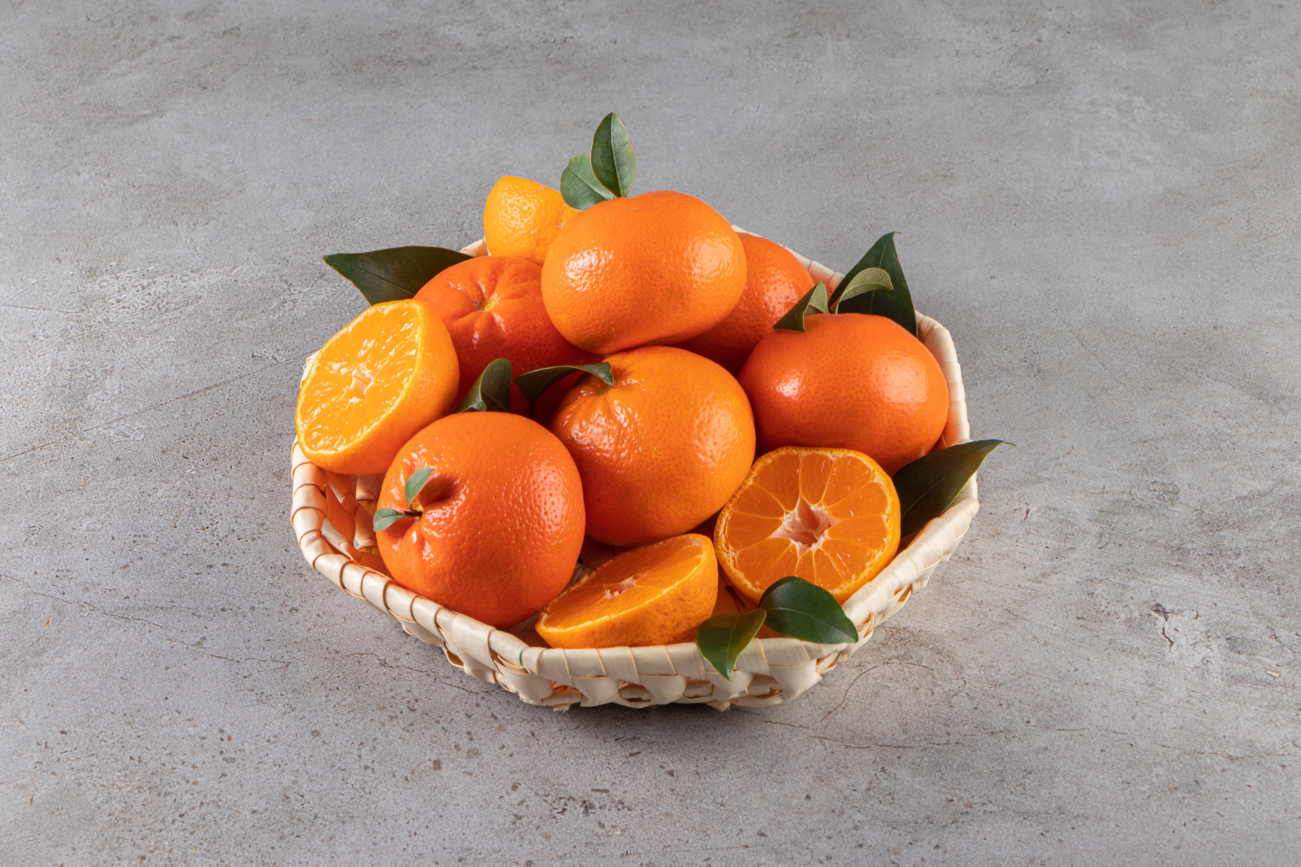 Mandarine in a wicker basket HD Wallpaper