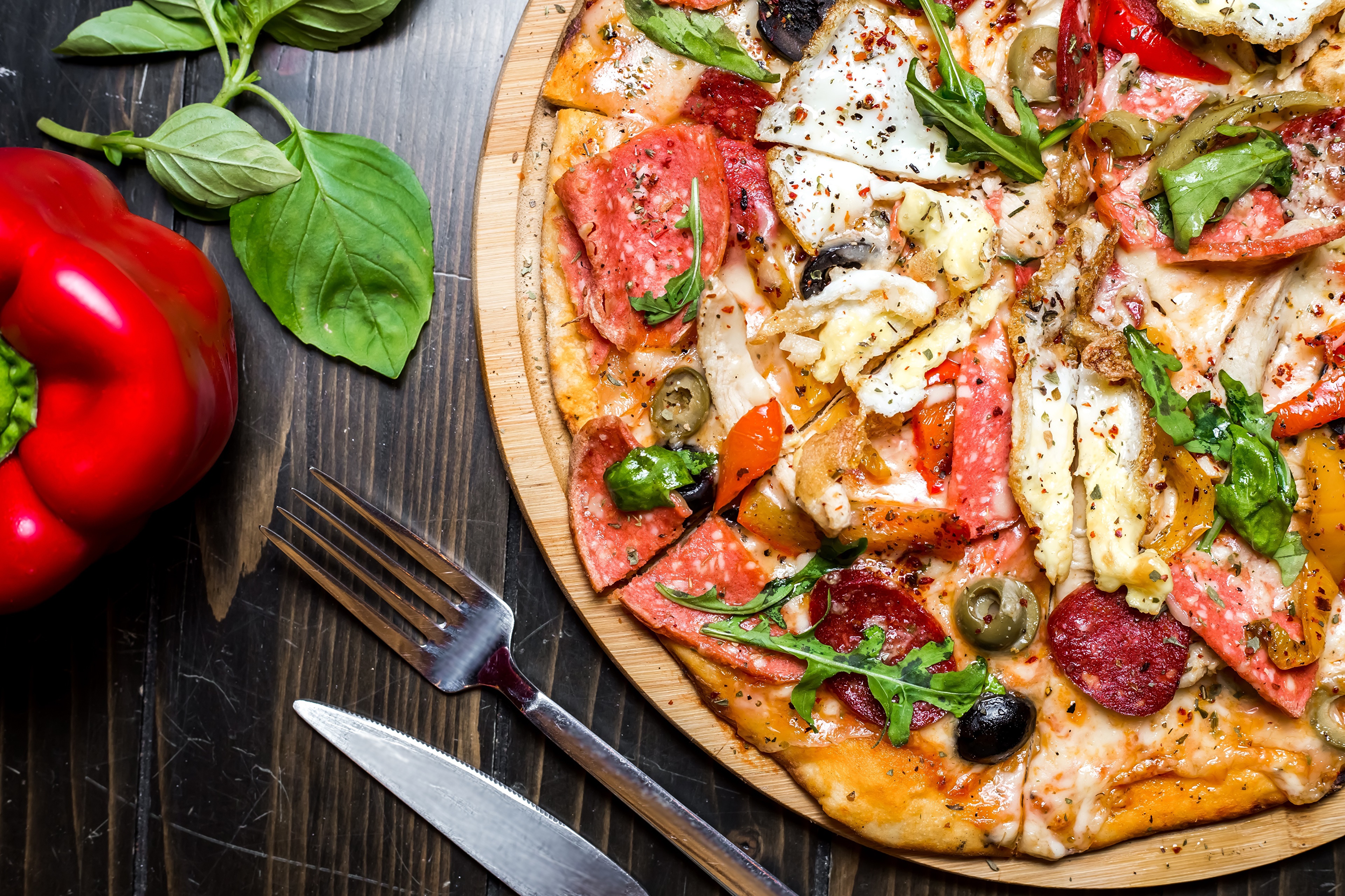 4K Pizza with Bell Pepper, Knife, and Fork HD Wallpaper
