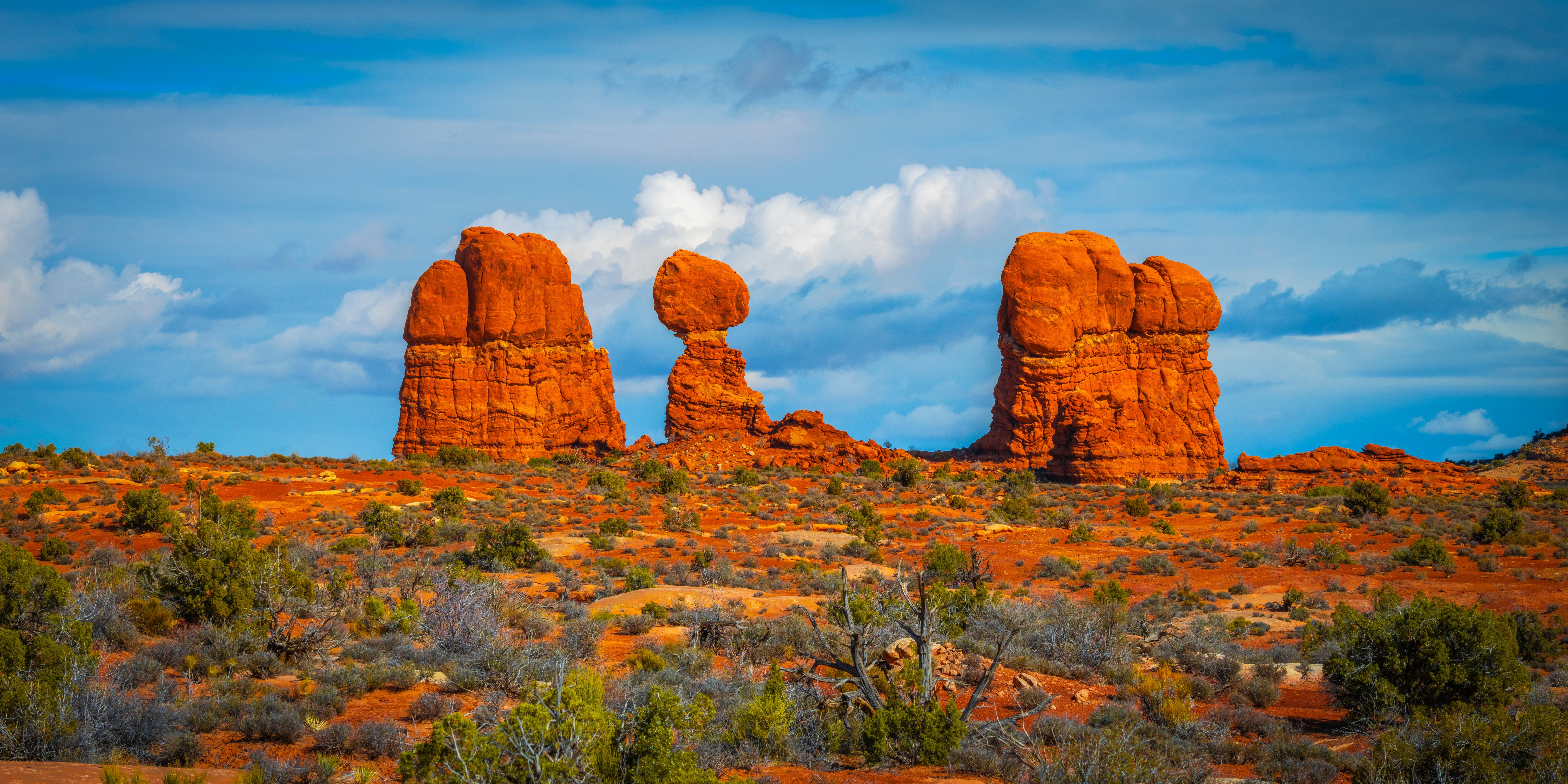 Balanced Rock, Arches National Park, USA HD Wallpaper