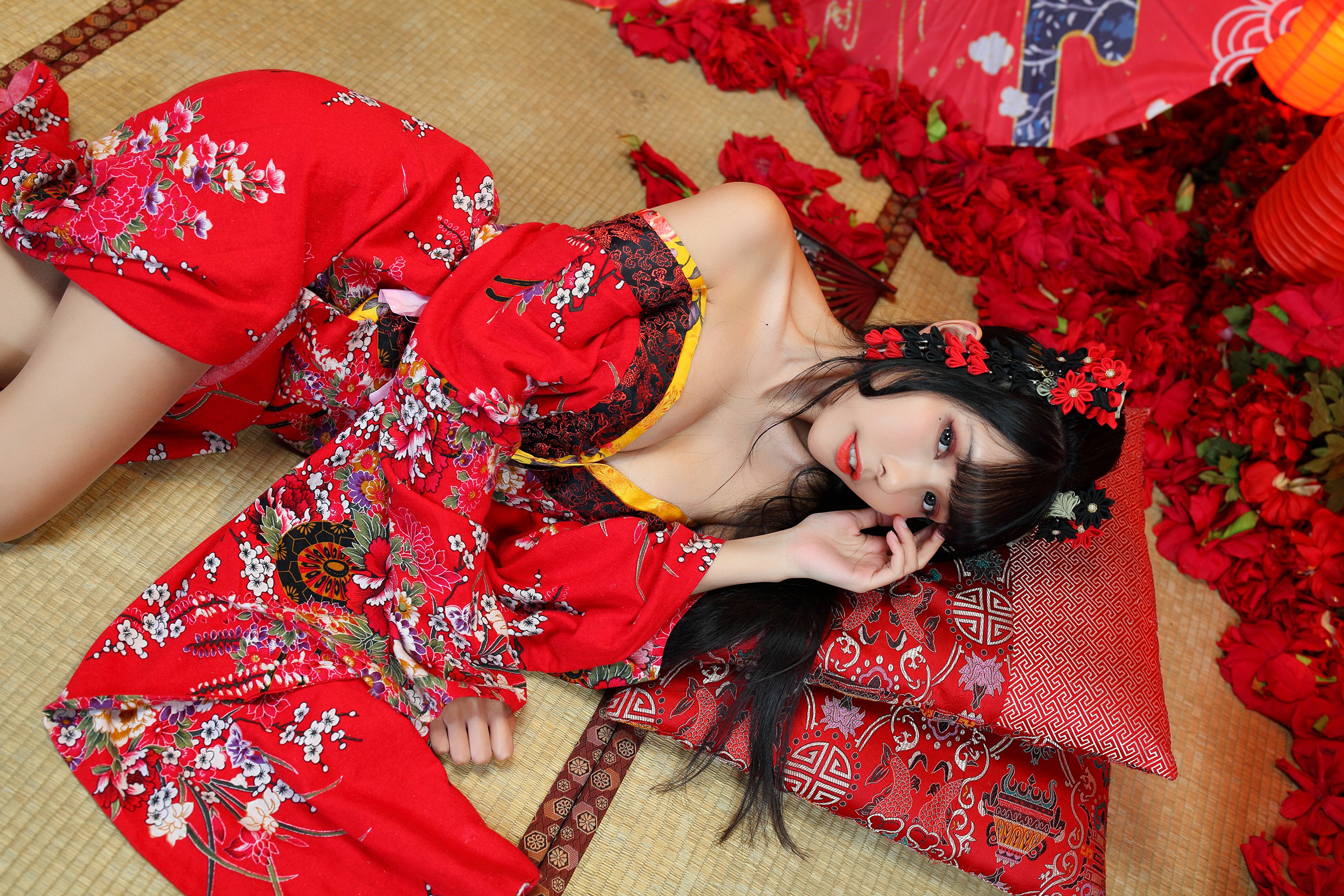 Brunette girl in kimono lying down HD Wallpaper