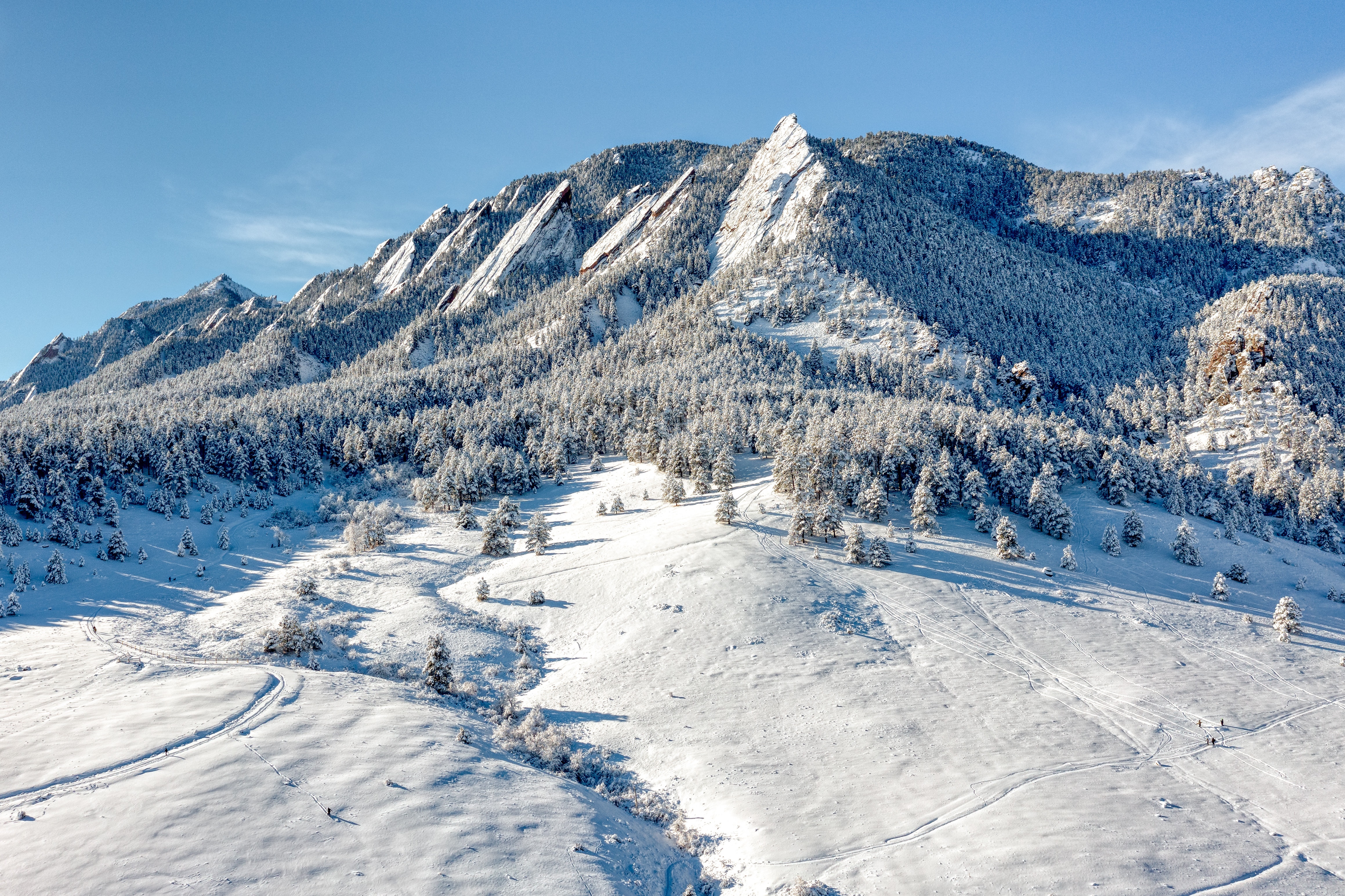 Snowy Flatirons Mountains in Chautauqua Park, USA HD Wallpaper