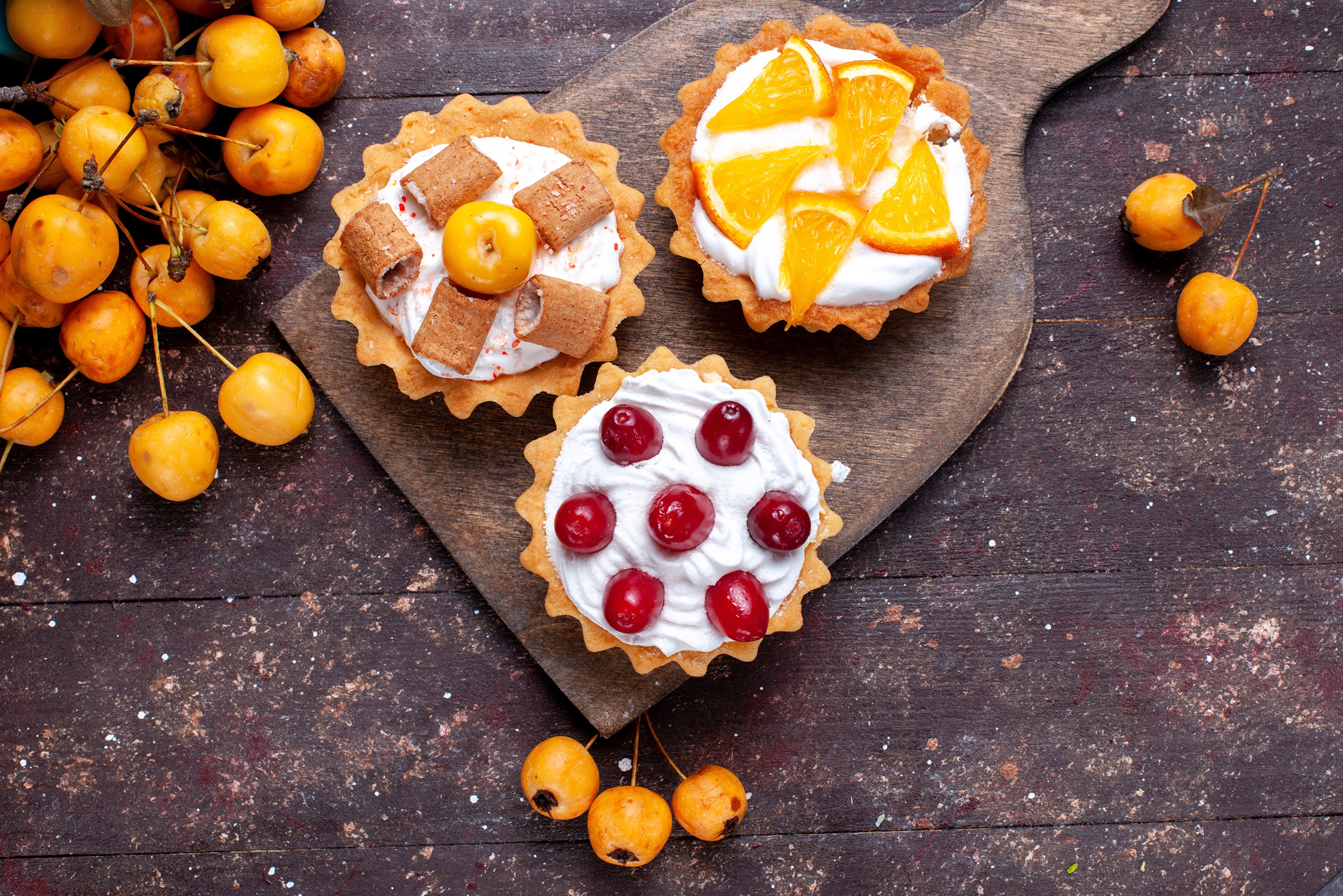 Little cakes with fruits on a cutting board HD Wallpaper