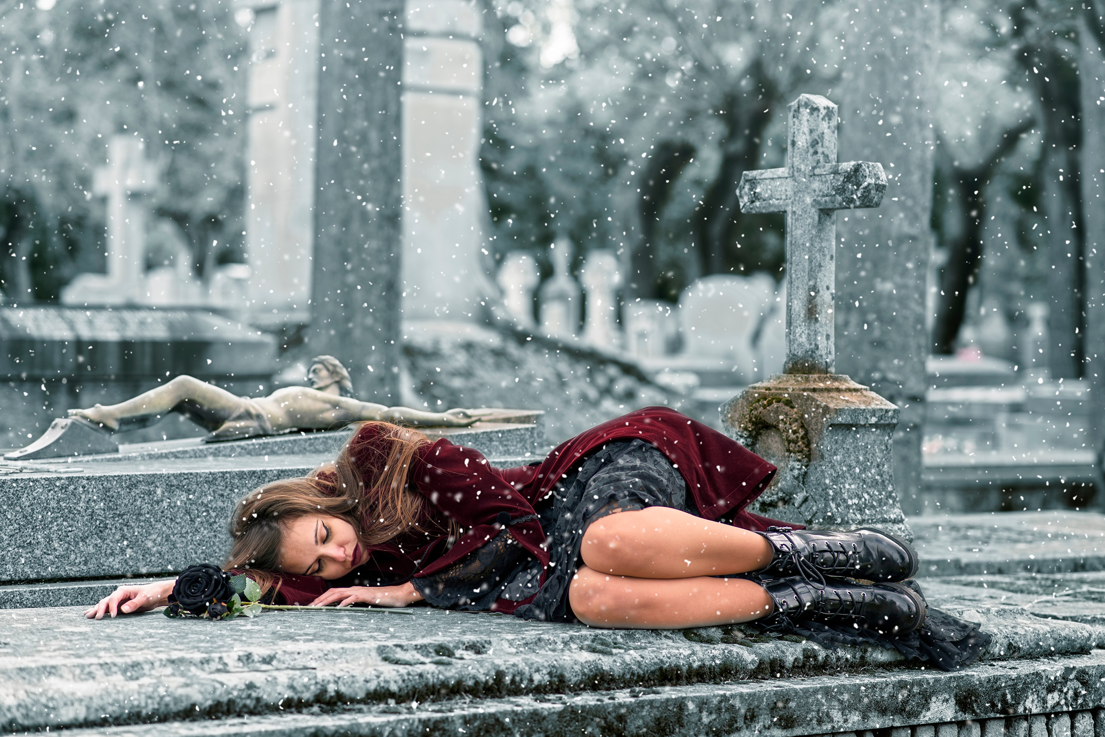 Laura Santos lying in a snowy cemetery with a black rose HD Wallpaper