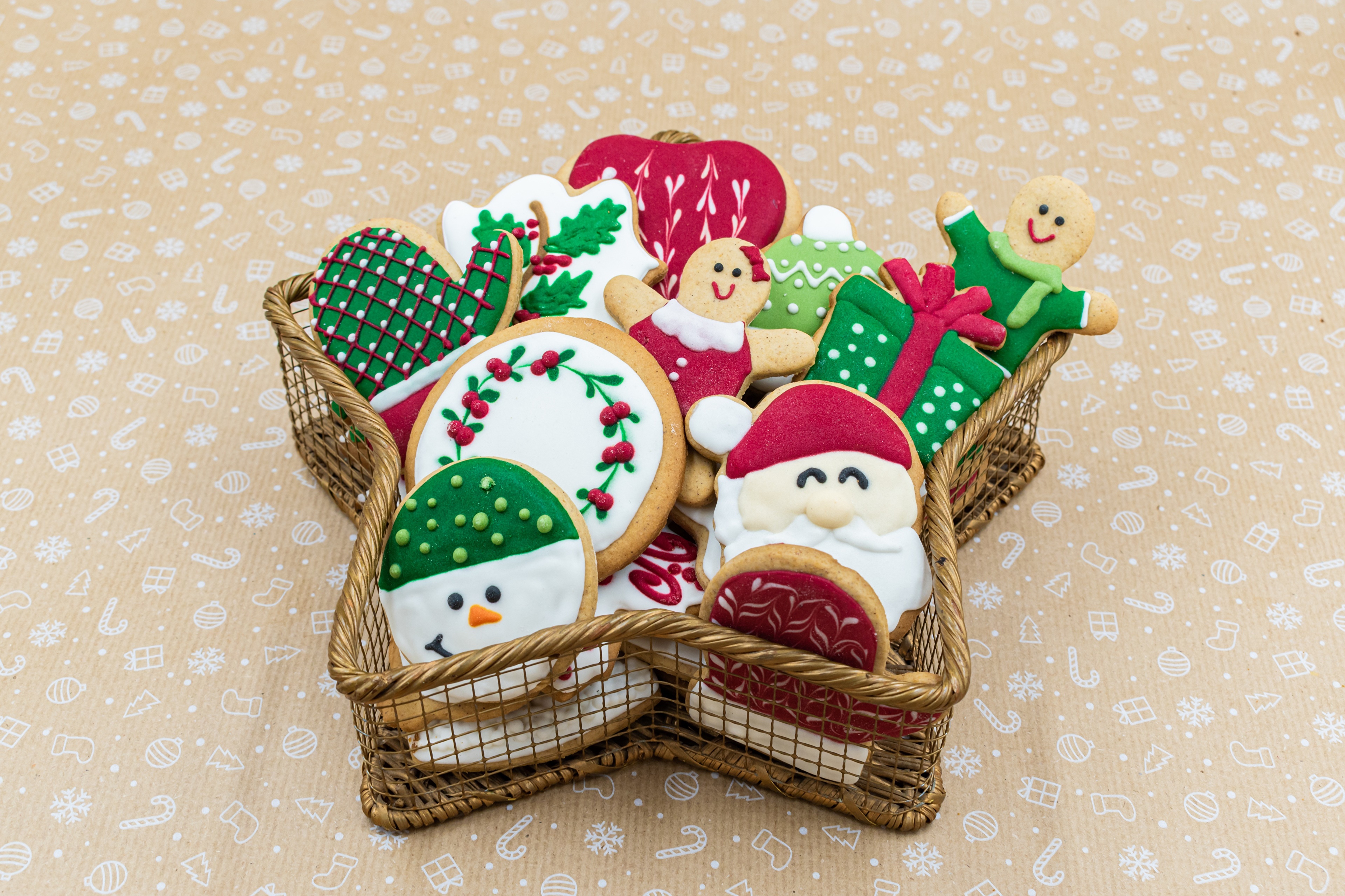 Christmas cookies in a star-shaped wicker basket HD Wallpaper
