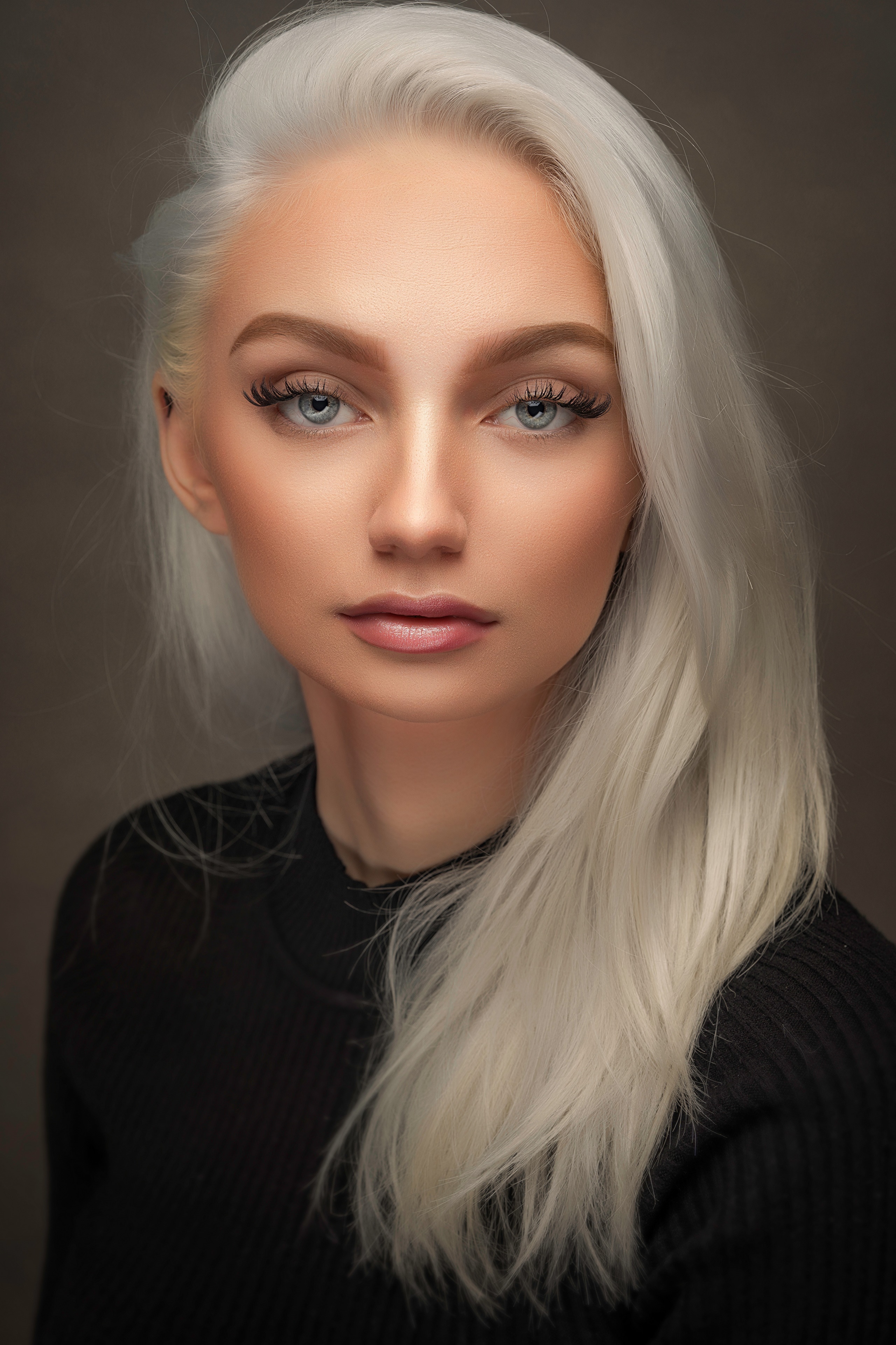 Wiktoria, a blonde woman with makeup HD Phone Wallpaper