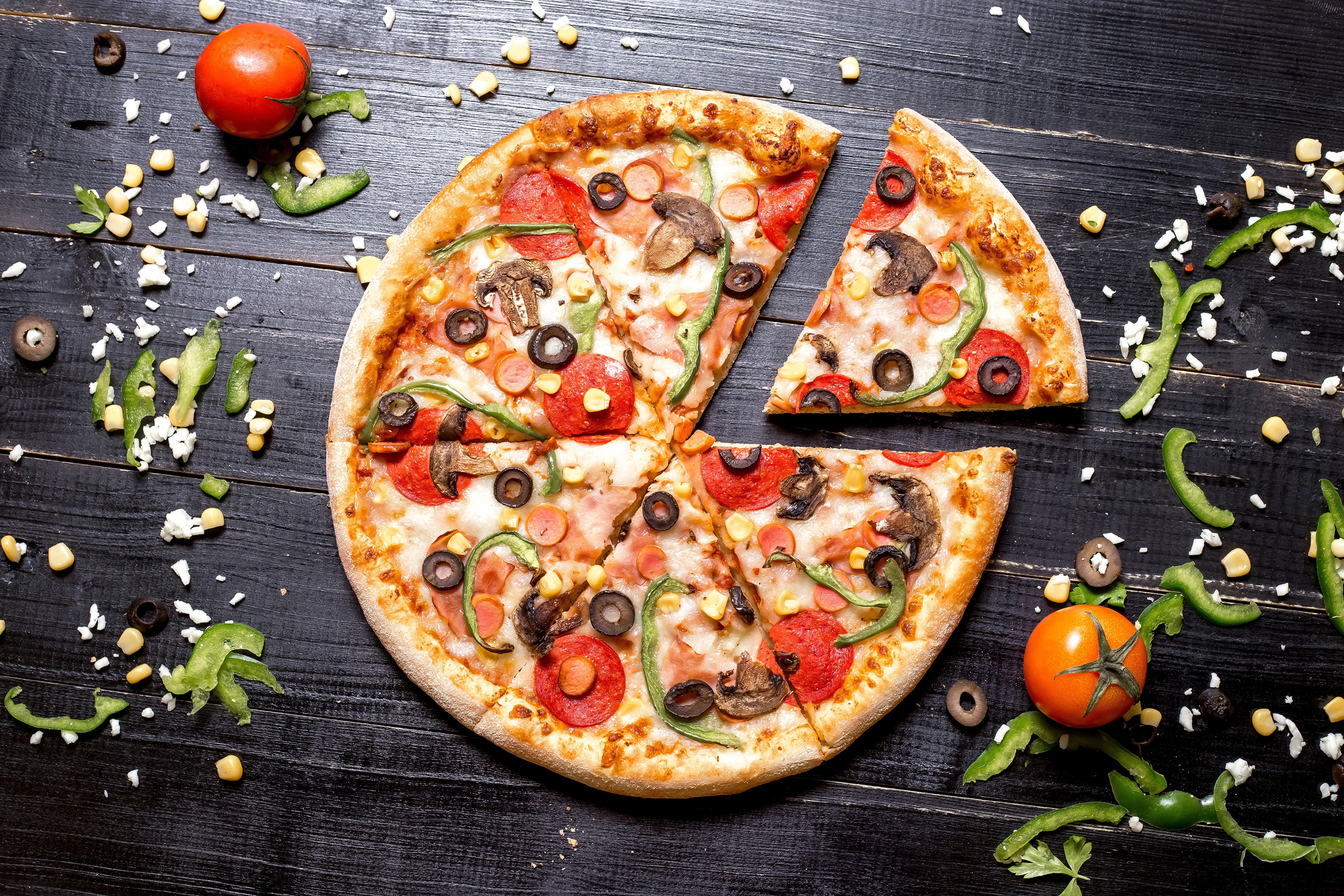 Pizza with pepperoni, mushrooms, olives, and peppers HD Wallpaper