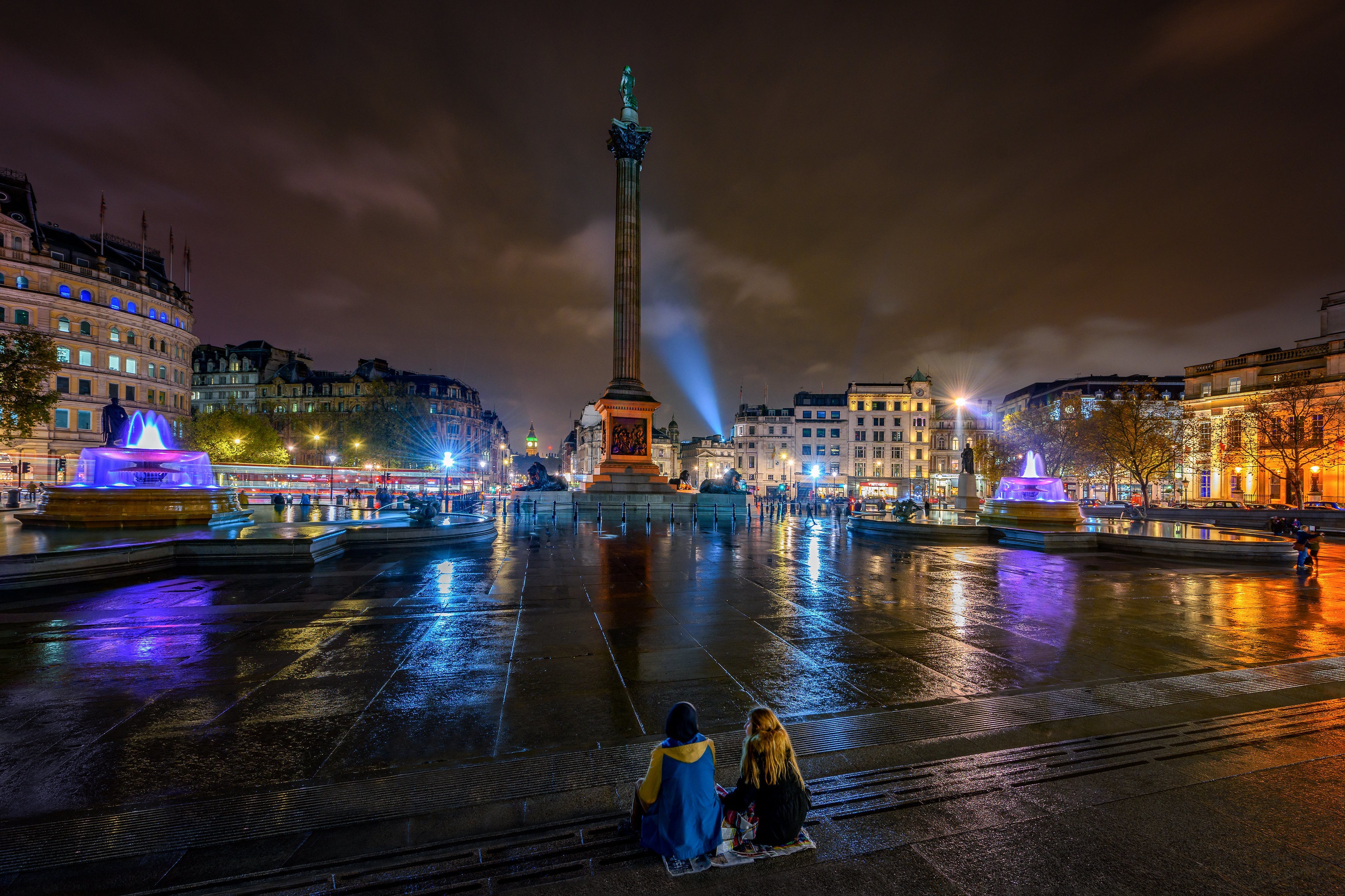 Trafalgar Square at night with fountains and Nelson's Column HD Wallpaper
