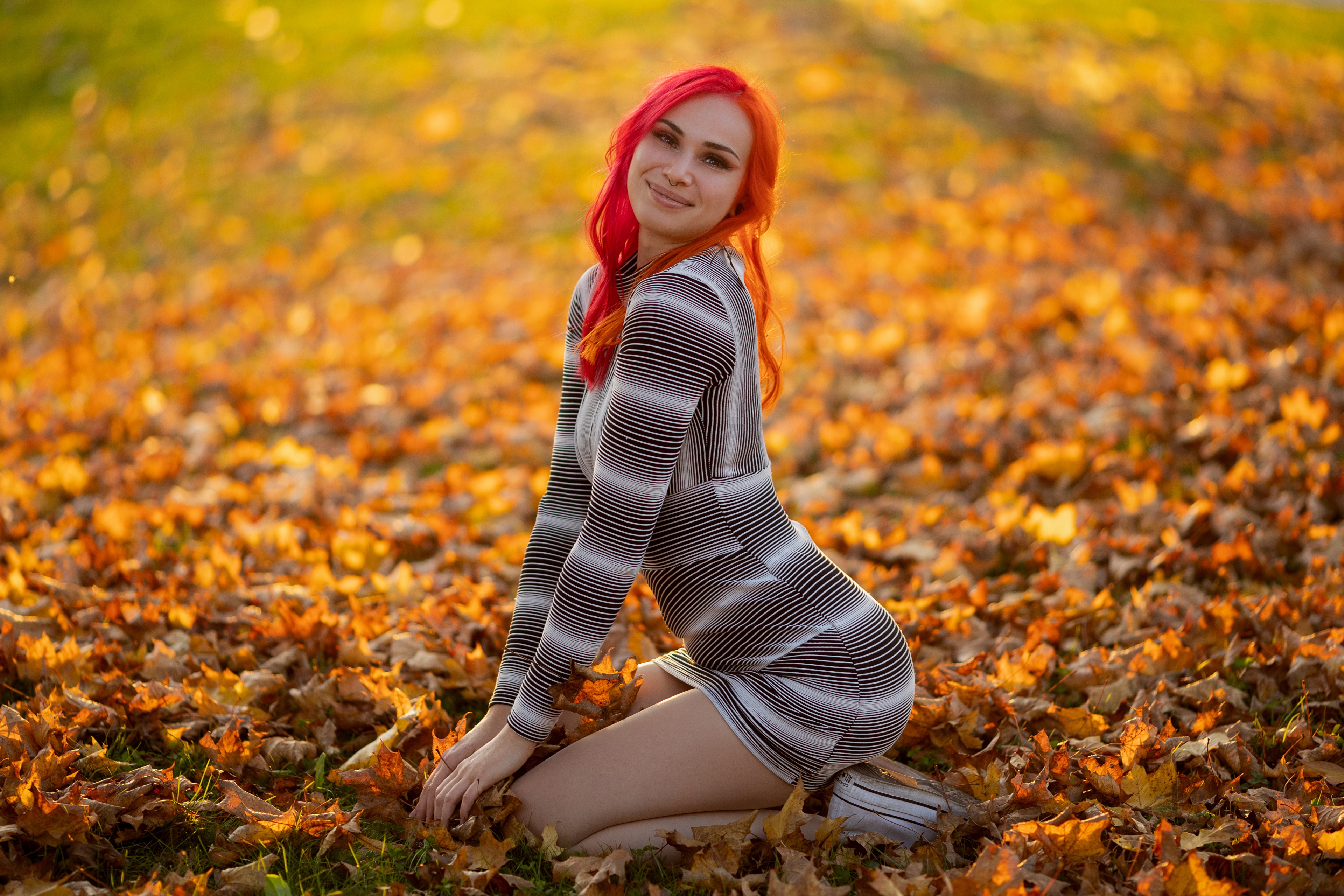Redhead girl Denise sitting in foliage HD Wallpaper