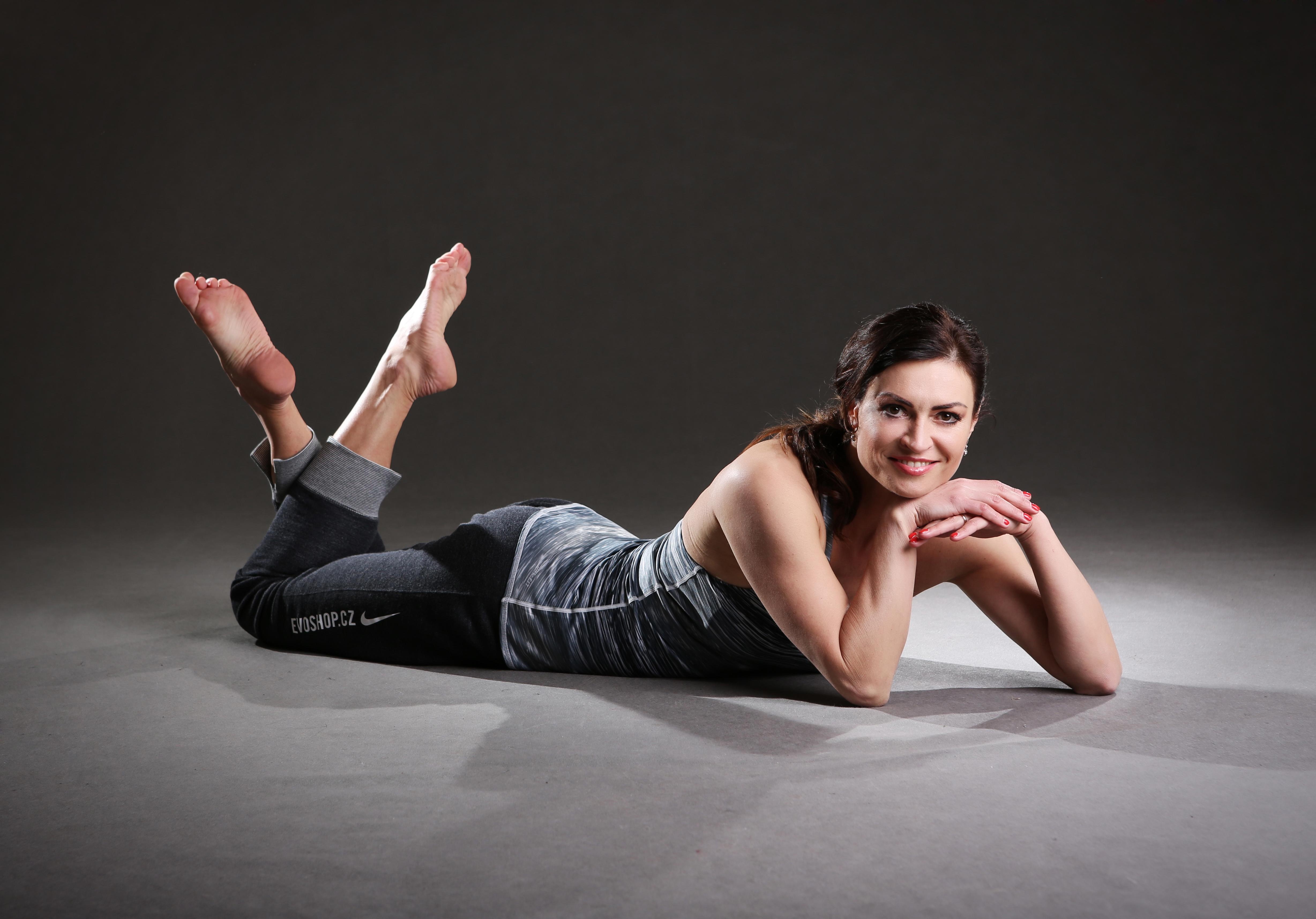 Woman lying down on floor HD Wallpaper
