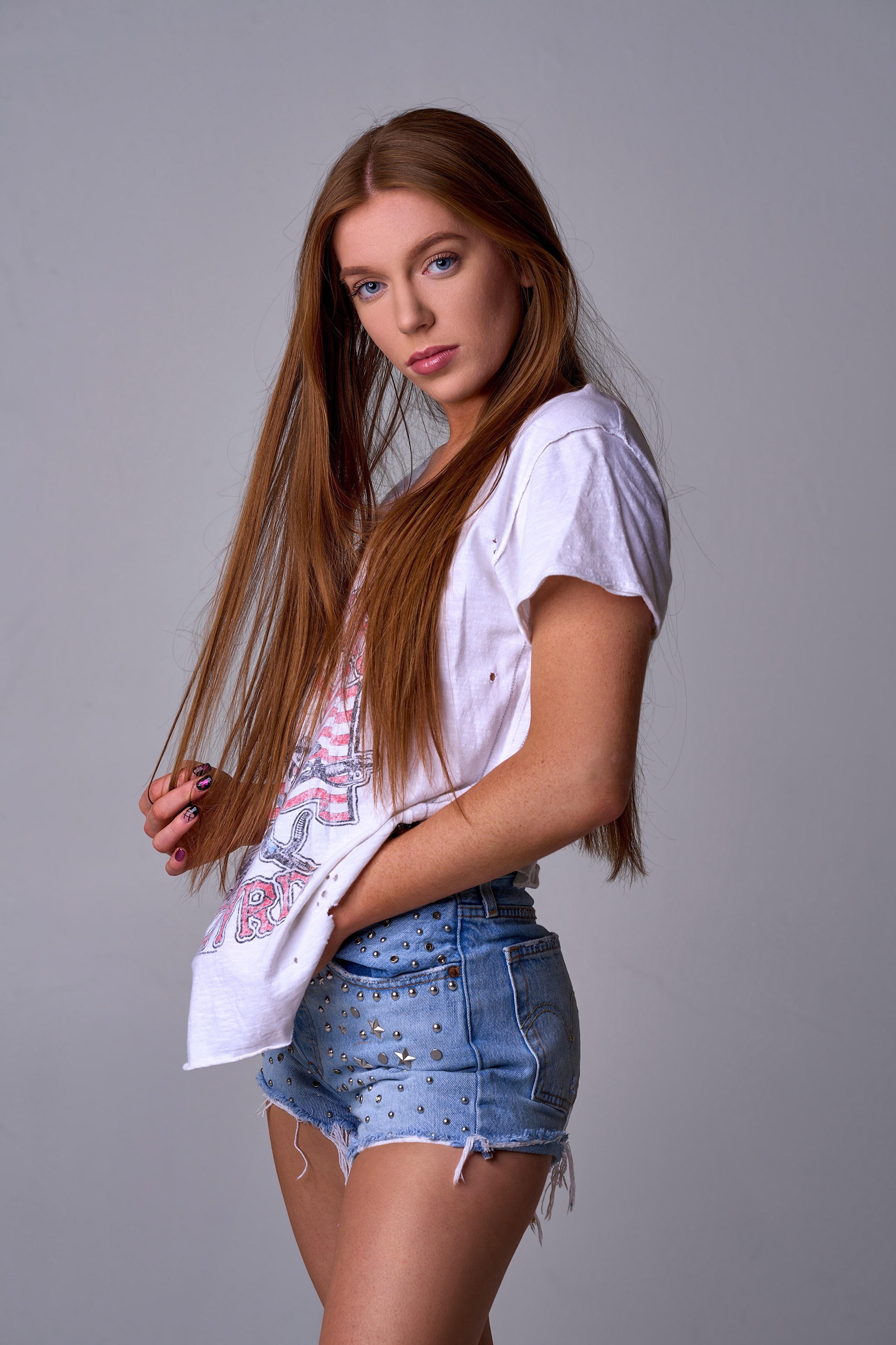 Leighann in a T-shirt and studded shorts HD Phone Wallpaper