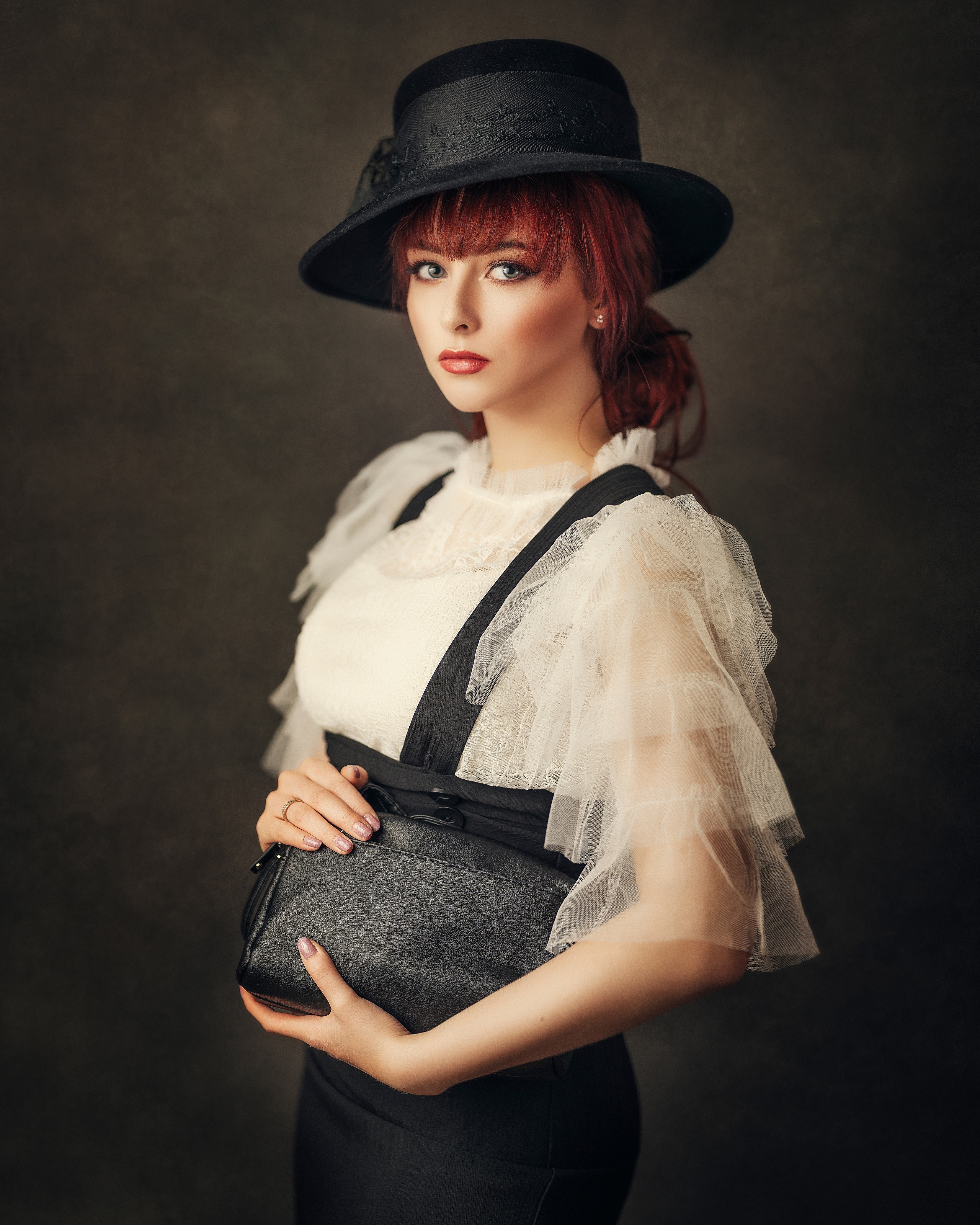 Woman in a hat holding a handbag HD Phone Wallpaper