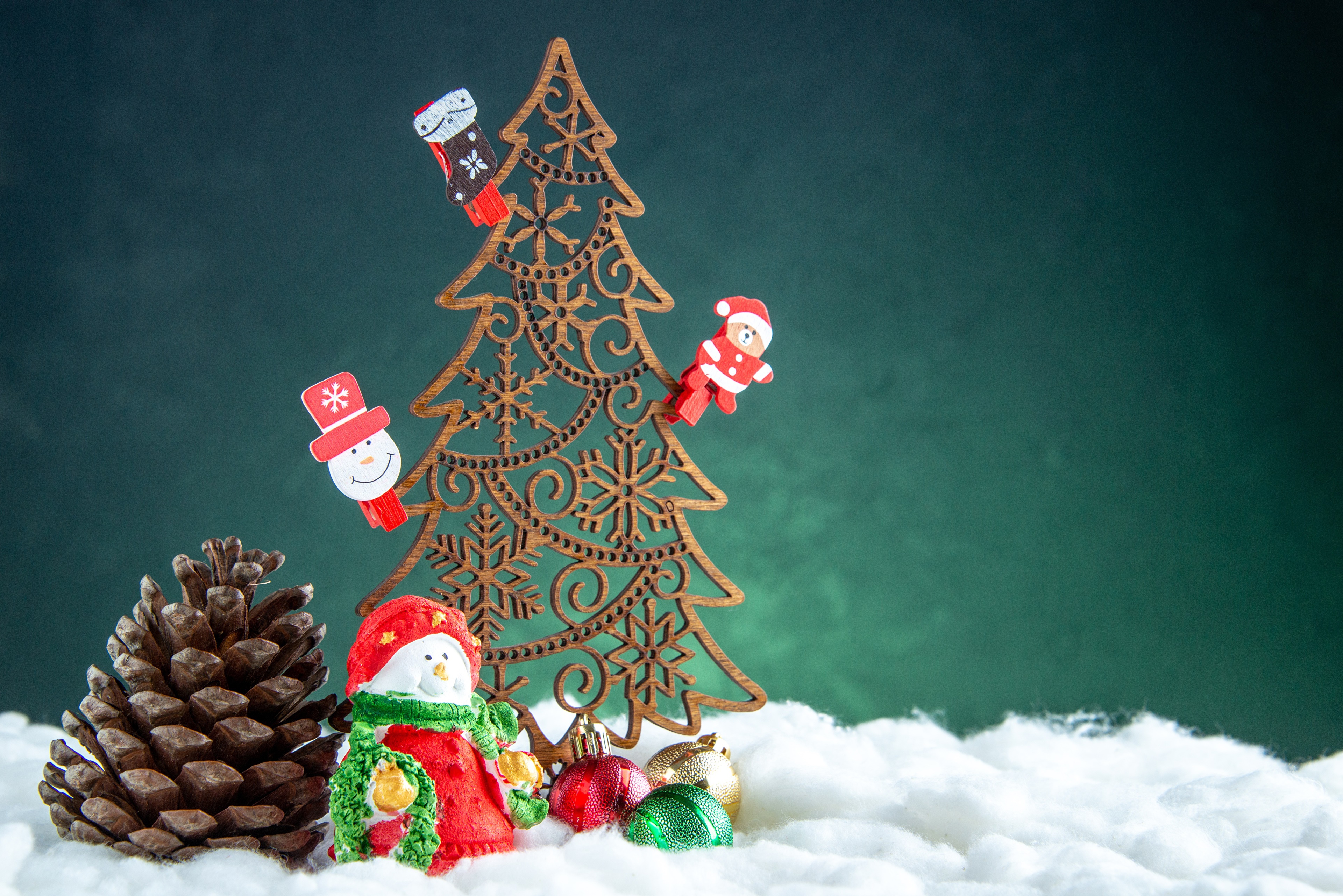 Christmas tree with decorations and pine cone HD Wallpaper