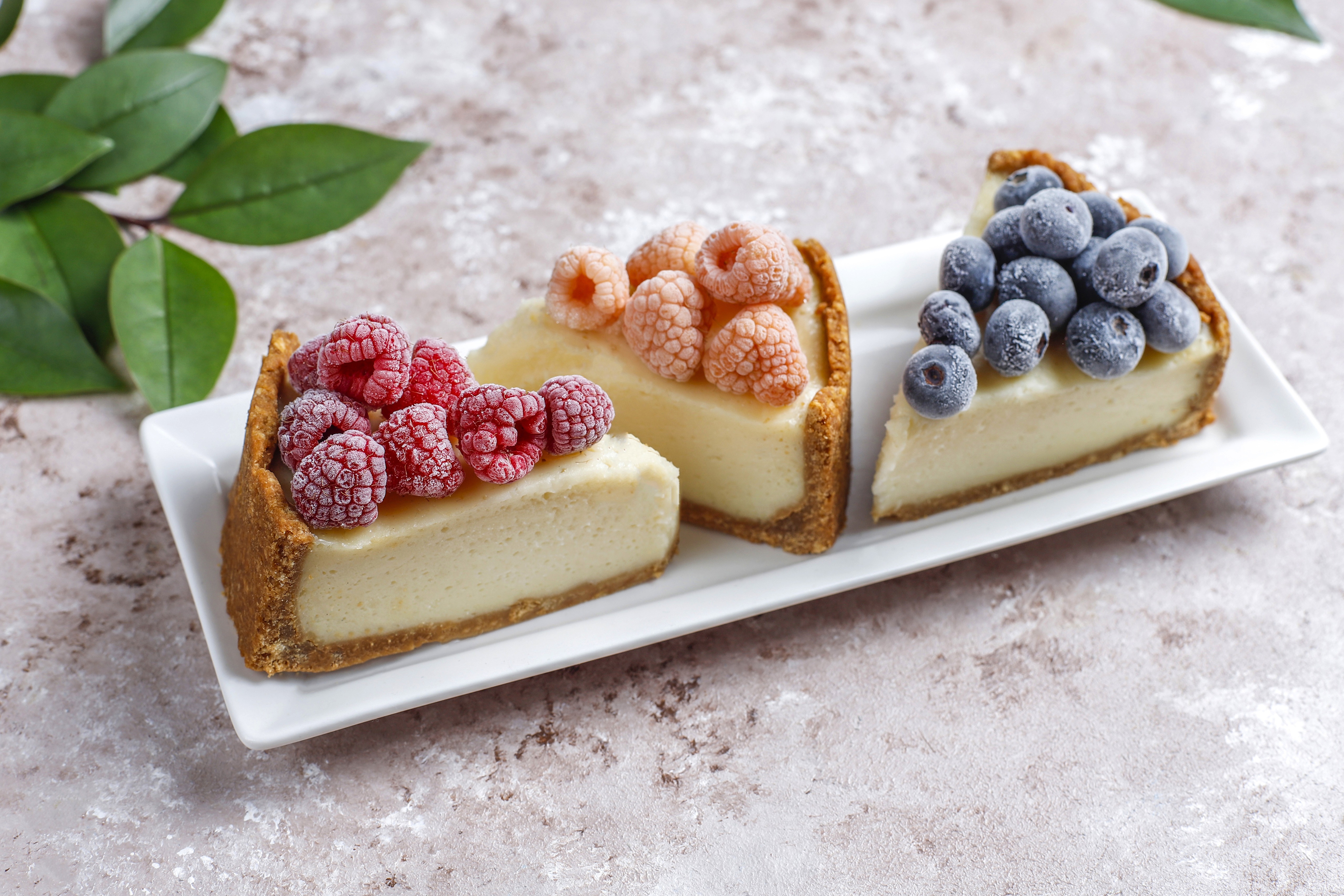 Cheesecake slices with berries HD Wallpaper