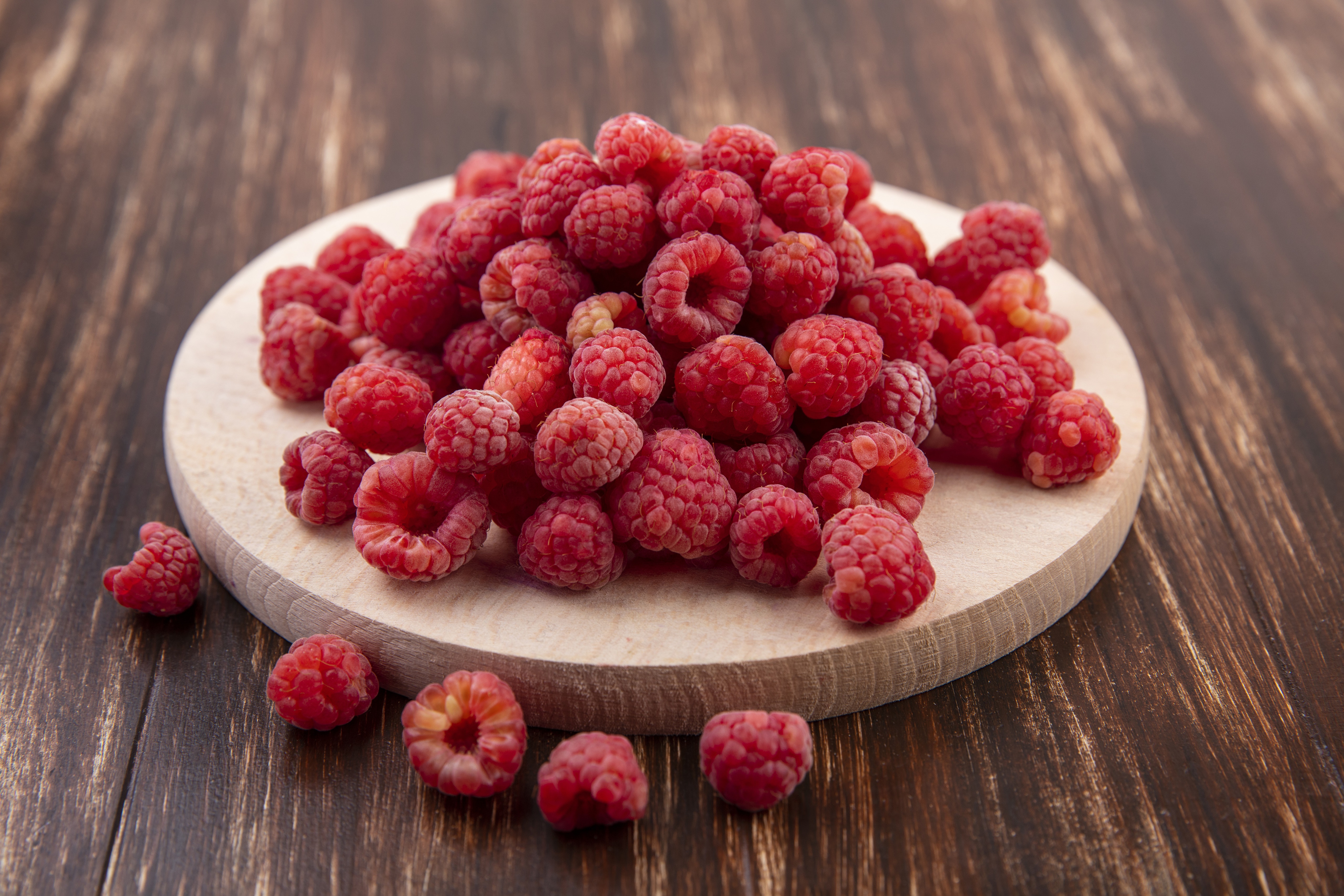 Raspberries on a wooden board HD Wallpaper
