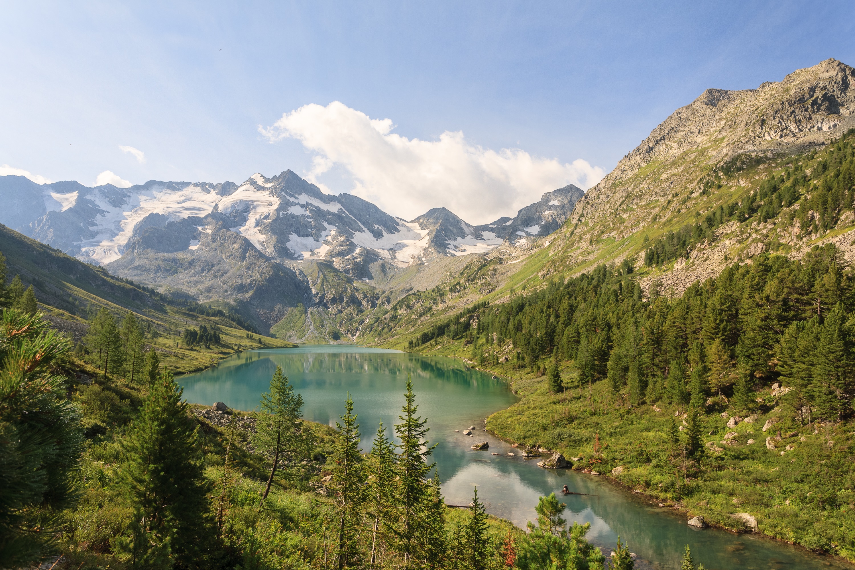 Turquoise lake in the Altai Mountains, Russia HD Wallpaper