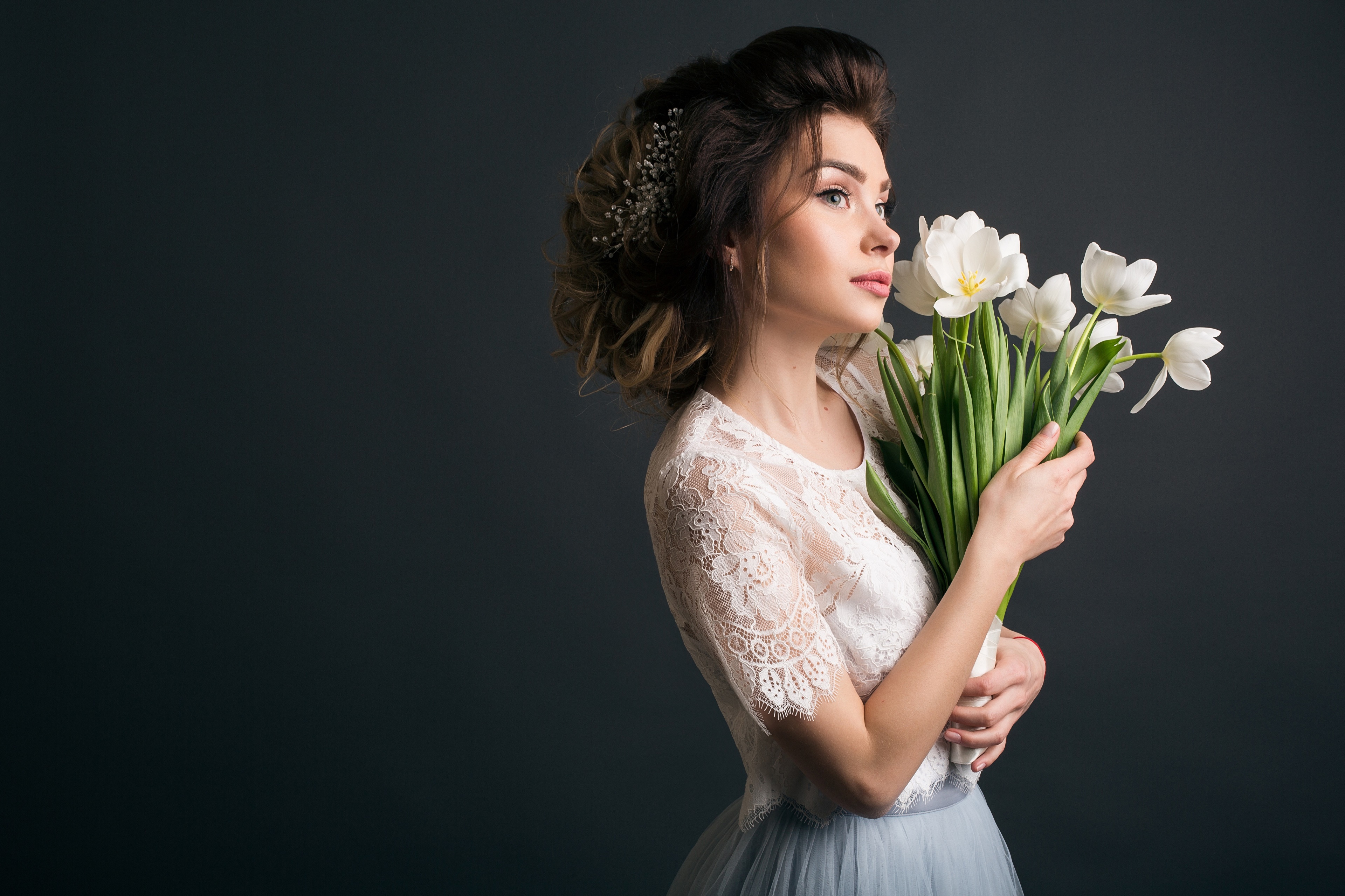 Woman holding a bouquet of white tulips HD Wallpaper