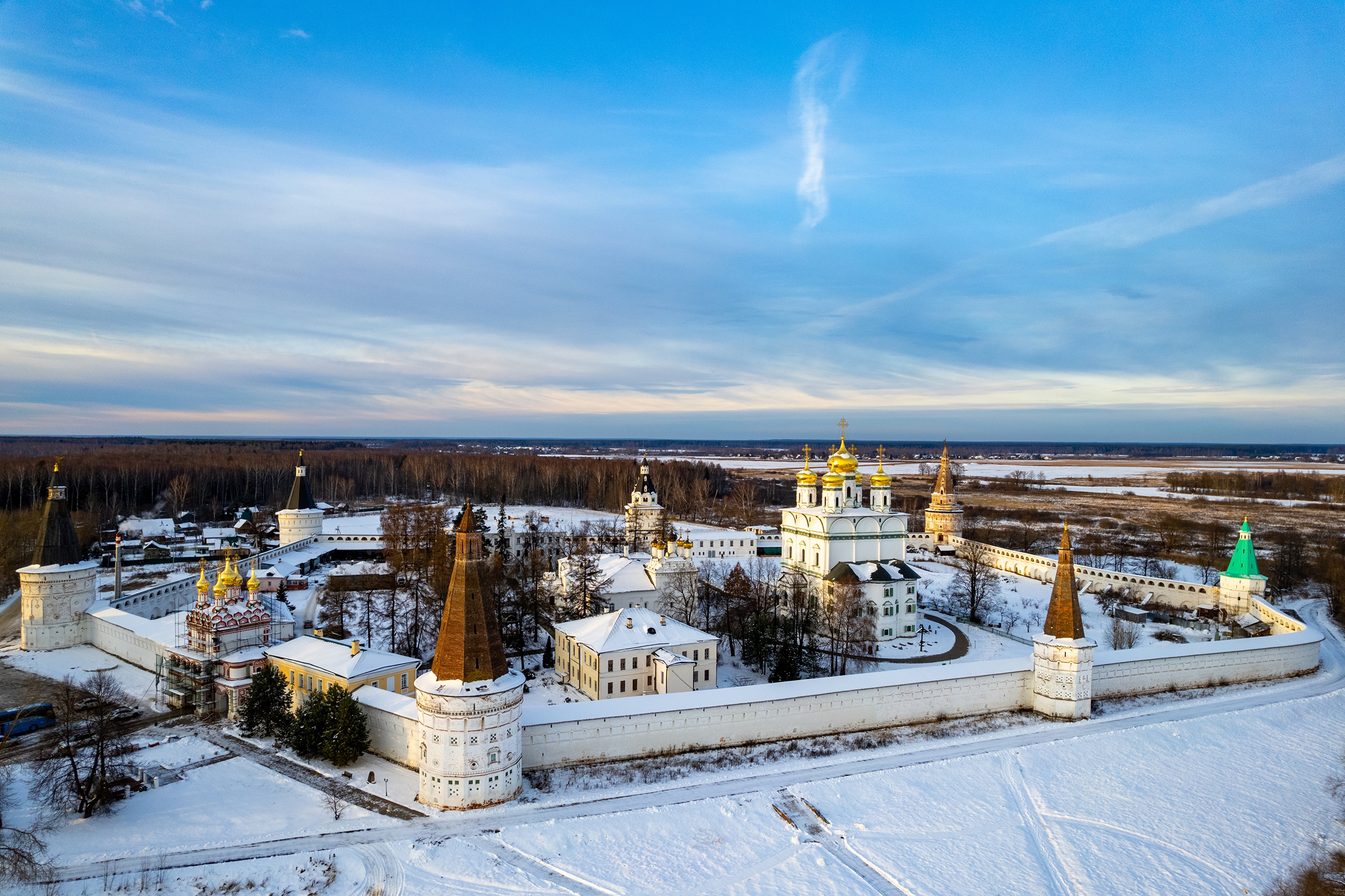 Joseph-Volokolamsk Monastery in Russia during winter HD Wallpaper
