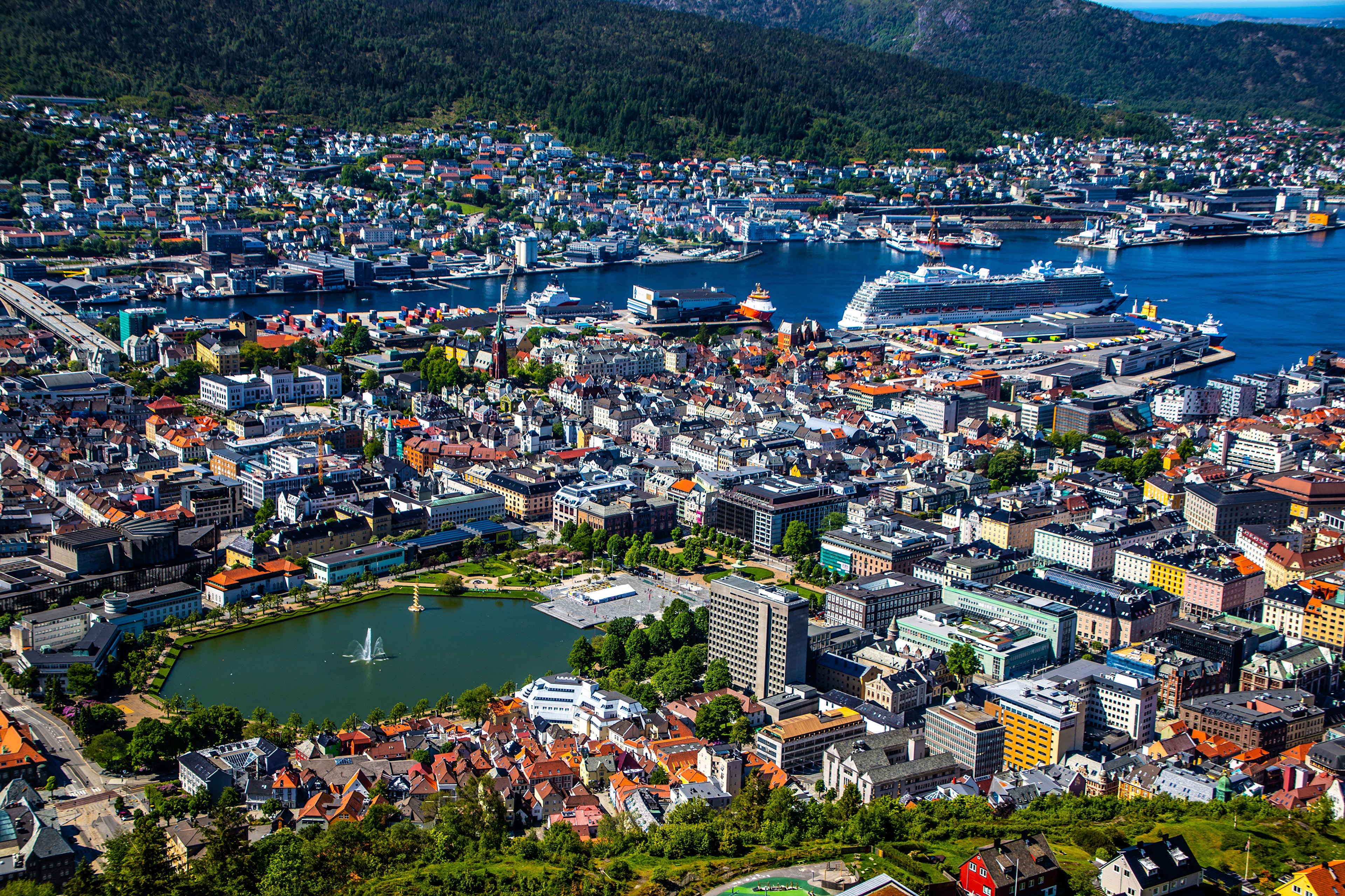 Bergen, Norway from above with cruise liner HD Wallpaper