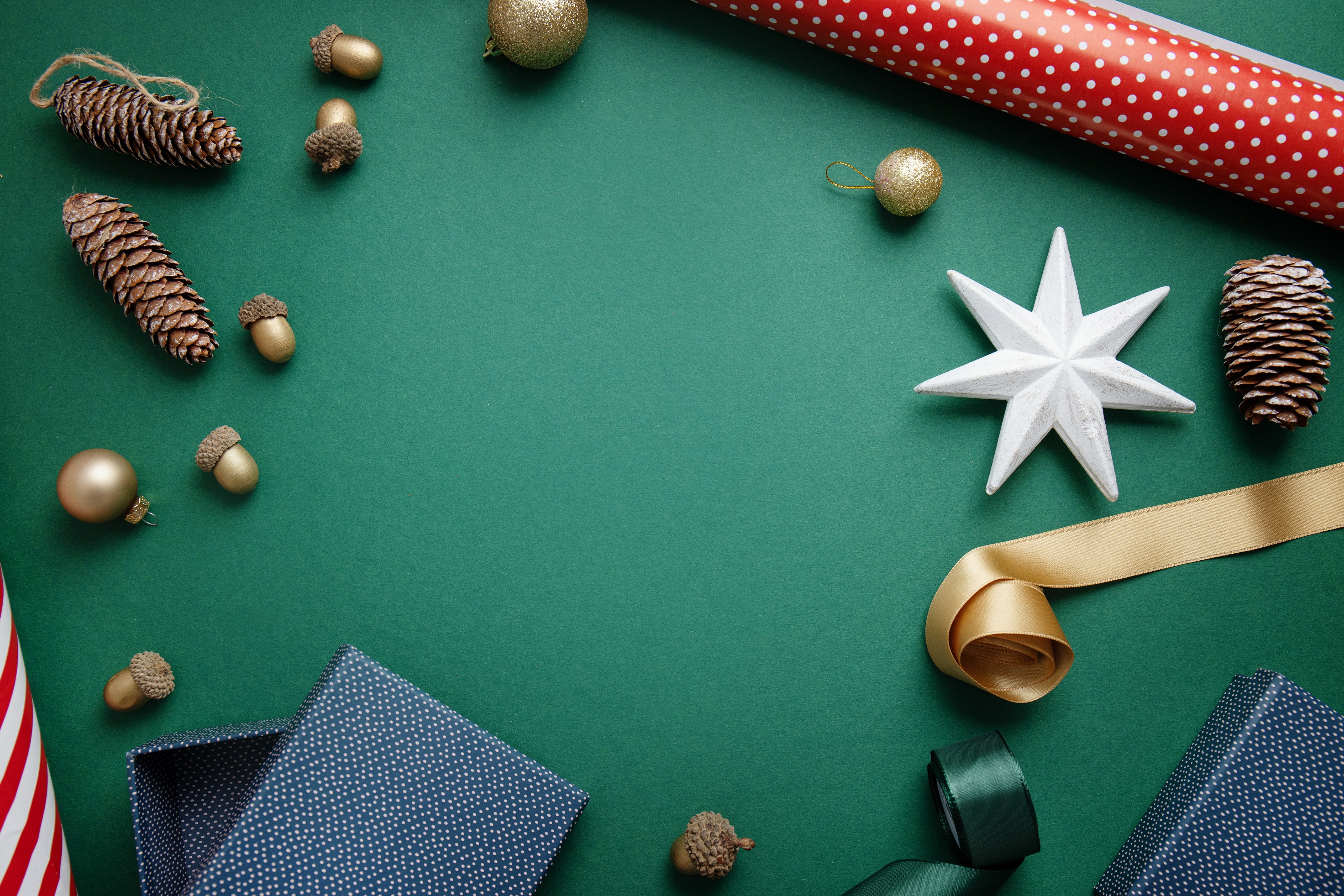 Christmas decorations with pine cones, acorns, and gift box HD Wallpaper
